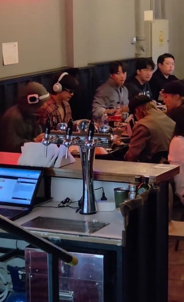 BTS en un restaurante en Flores