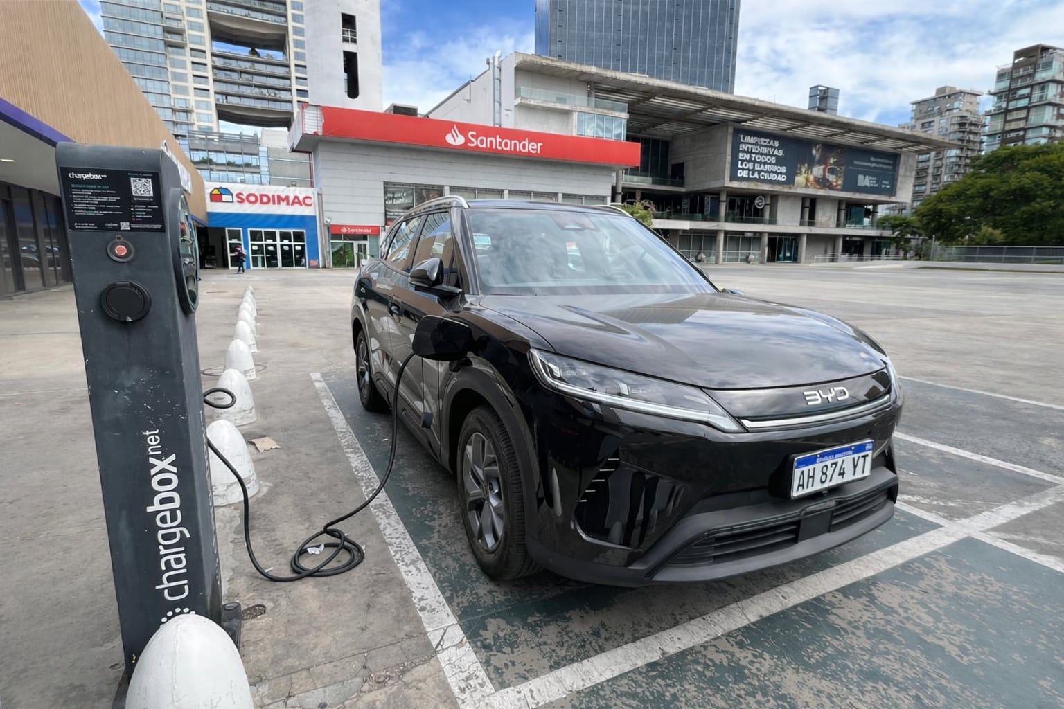 Con un cargador estándar al BYD Yuan Pro le toma seis horas llegar al 100%