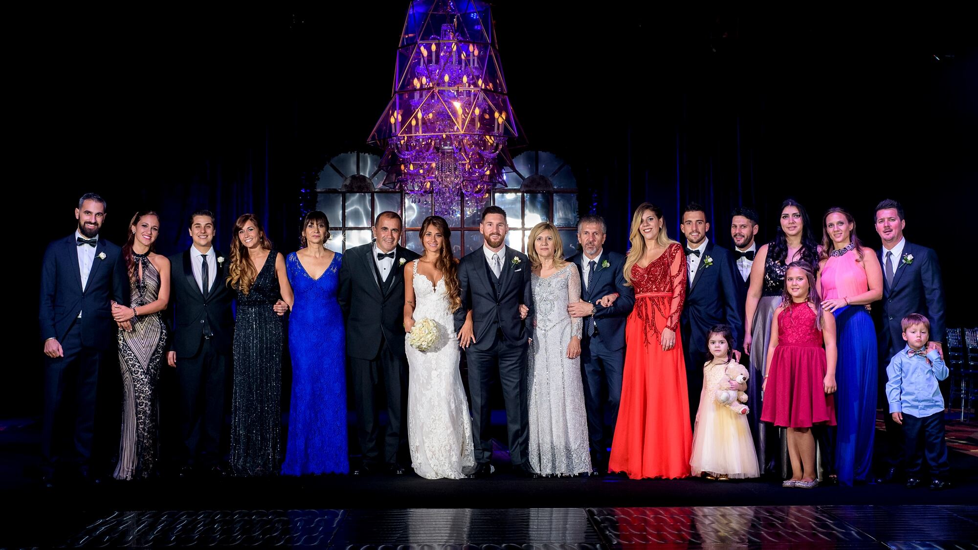 La foto familiar: a la izquierda la familia de la novia ya la derecha la del novio