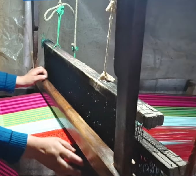 Toda la familia de Alonso Fuentes trabaja en el proyecto familiar para comercializar sus tejidos