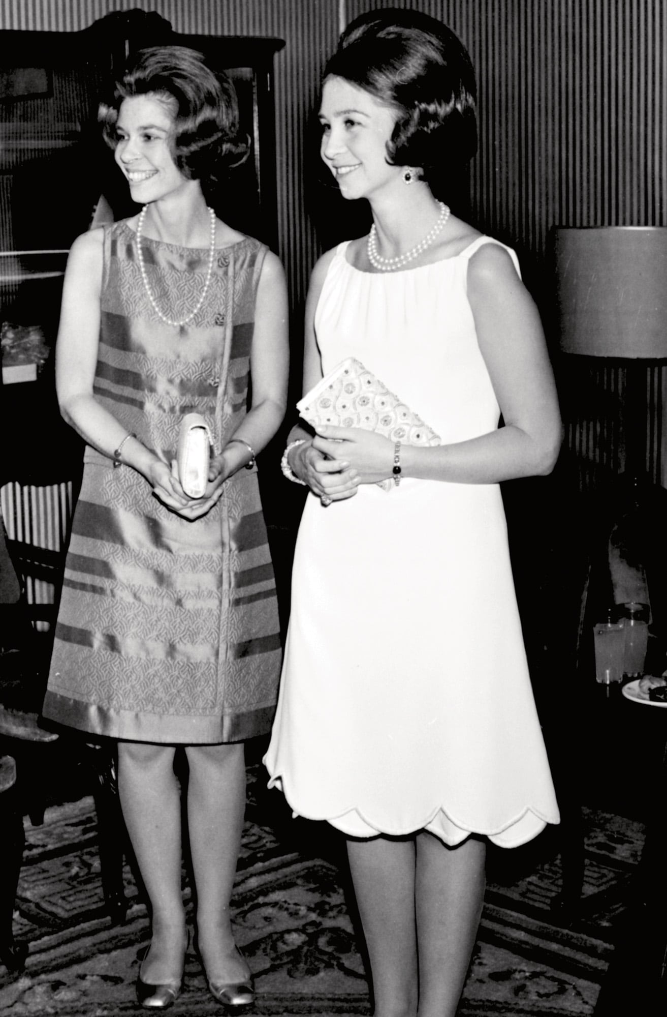 Las princesas Irene y Sofía –quien luego se convirtió en reina de España– en el teatro Ópera de Madrid, en 1968