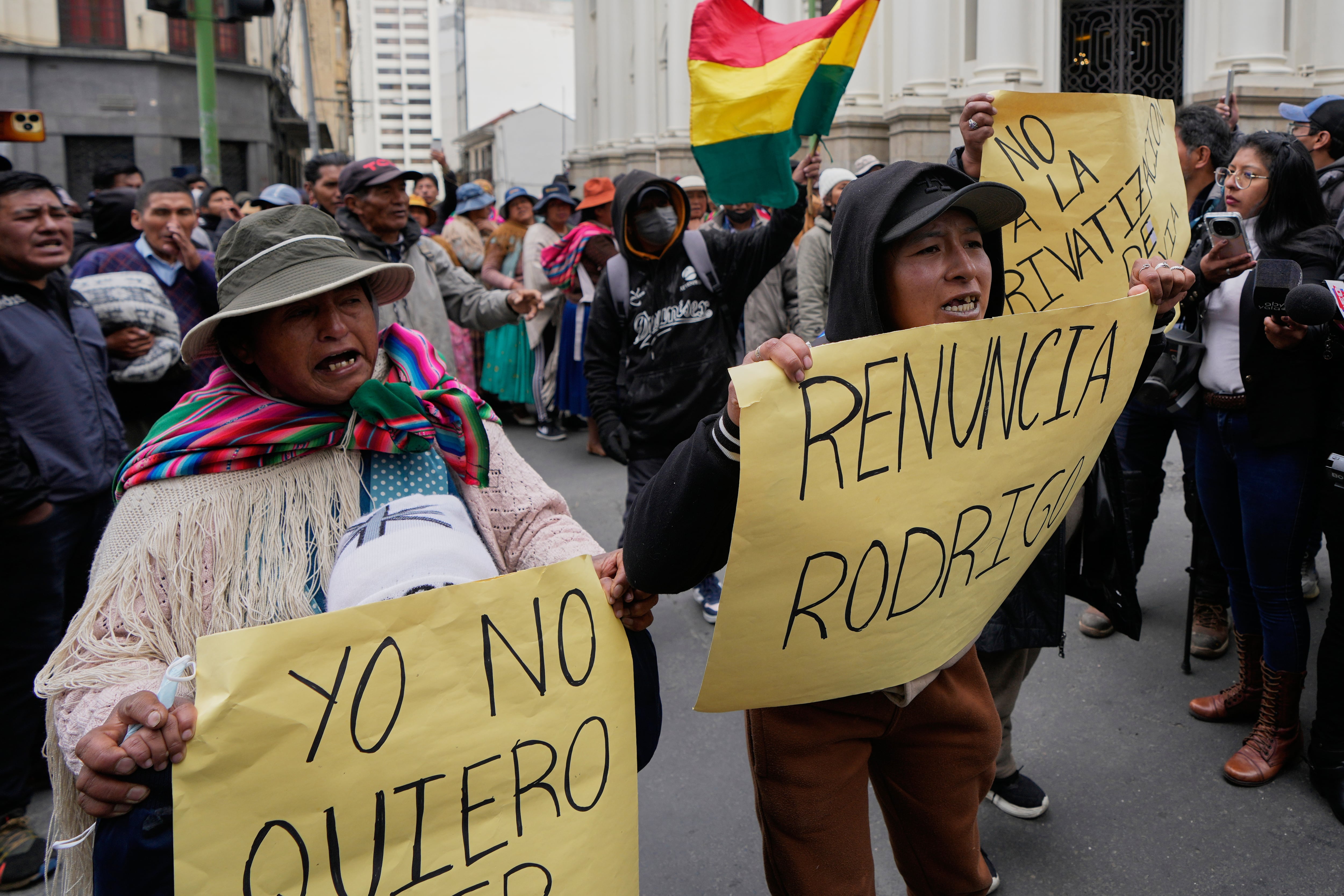 Manifestantes contrarios al gobierno sostienen carteles pidiendo la renuncia del presidente, Rodrigo Paz, en La Paz, Bolivia, el 25 de mayo de 2026