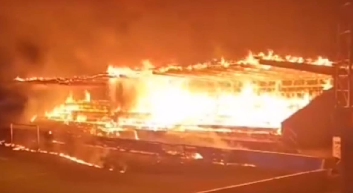 Video: las impactantes imágenes de un estadio de fútbol incendiado por sus propios hinchas luego de irse al descenso