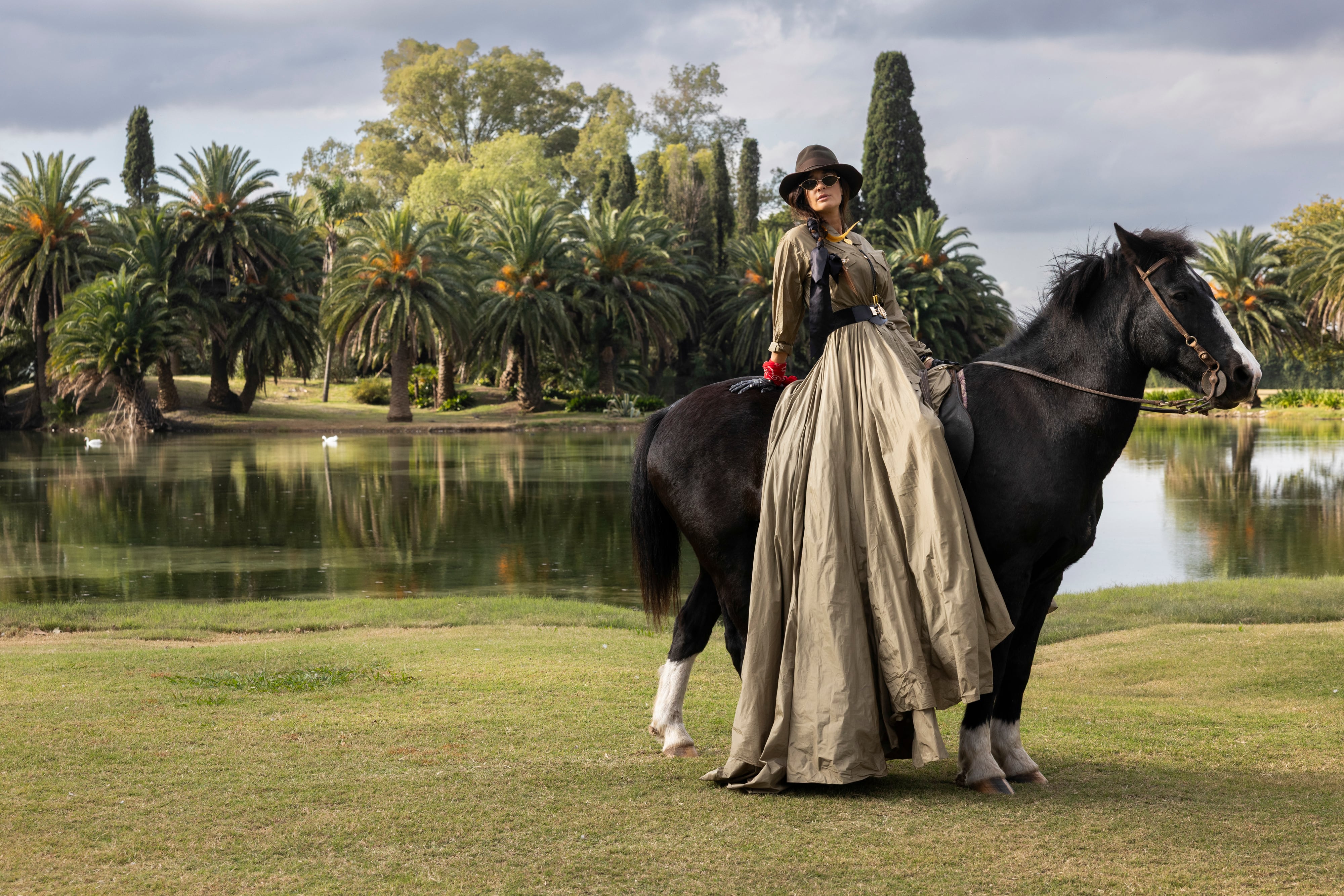 A caballo, con un vestido de Ralph Lauren Couture que Conce llevó en el civil de Andrea Casiraghi y Tatiana Santo Domingo, según le reveló a ¡HOLA! Argentina