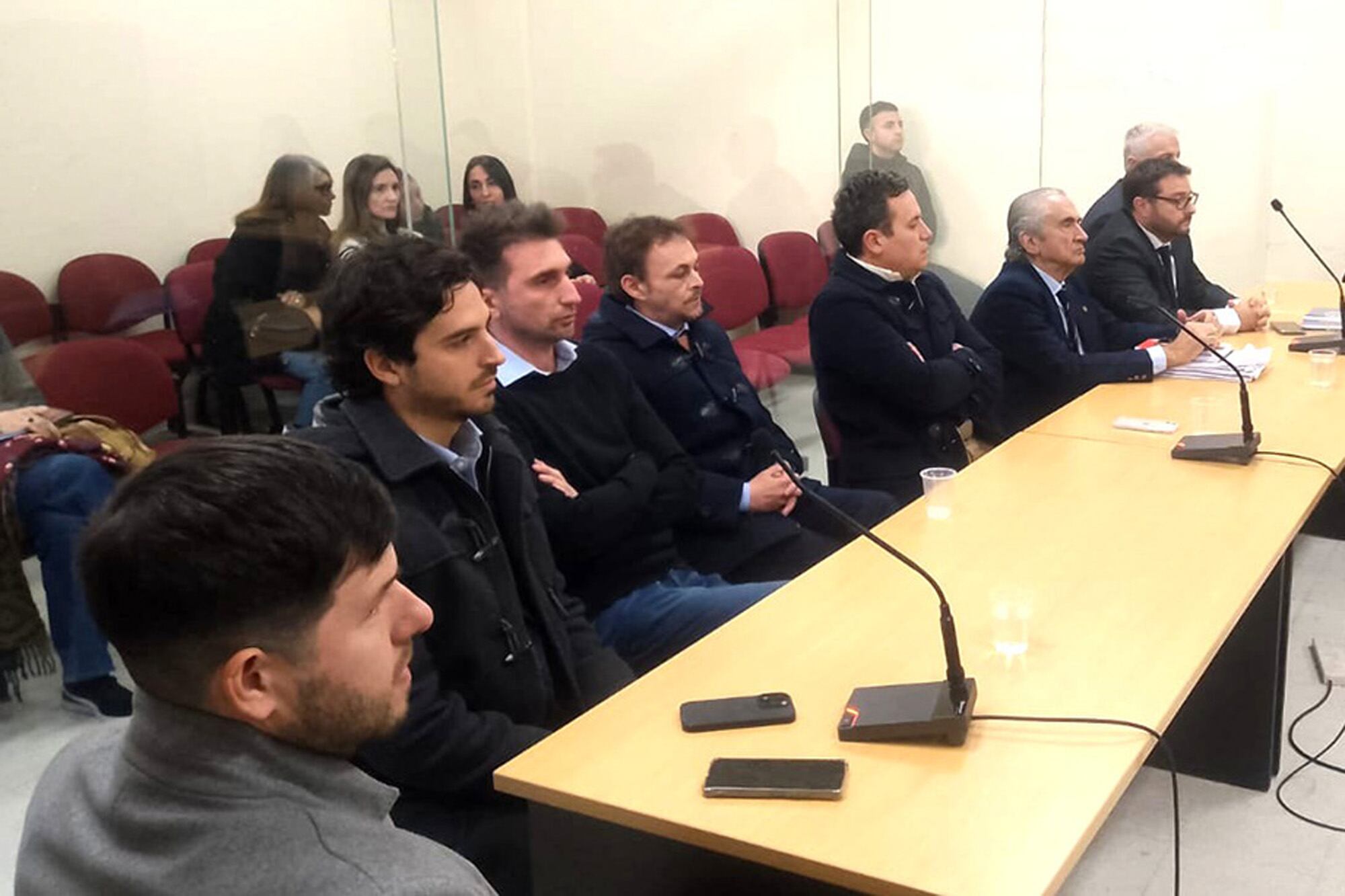 El condenado Van Brook -tercero de izquierda a derecha- y el absuelto exintendente de Arroyo Seco, Nizar Esper, tercero de derecha a izquierda, en el fondo de la imagen.