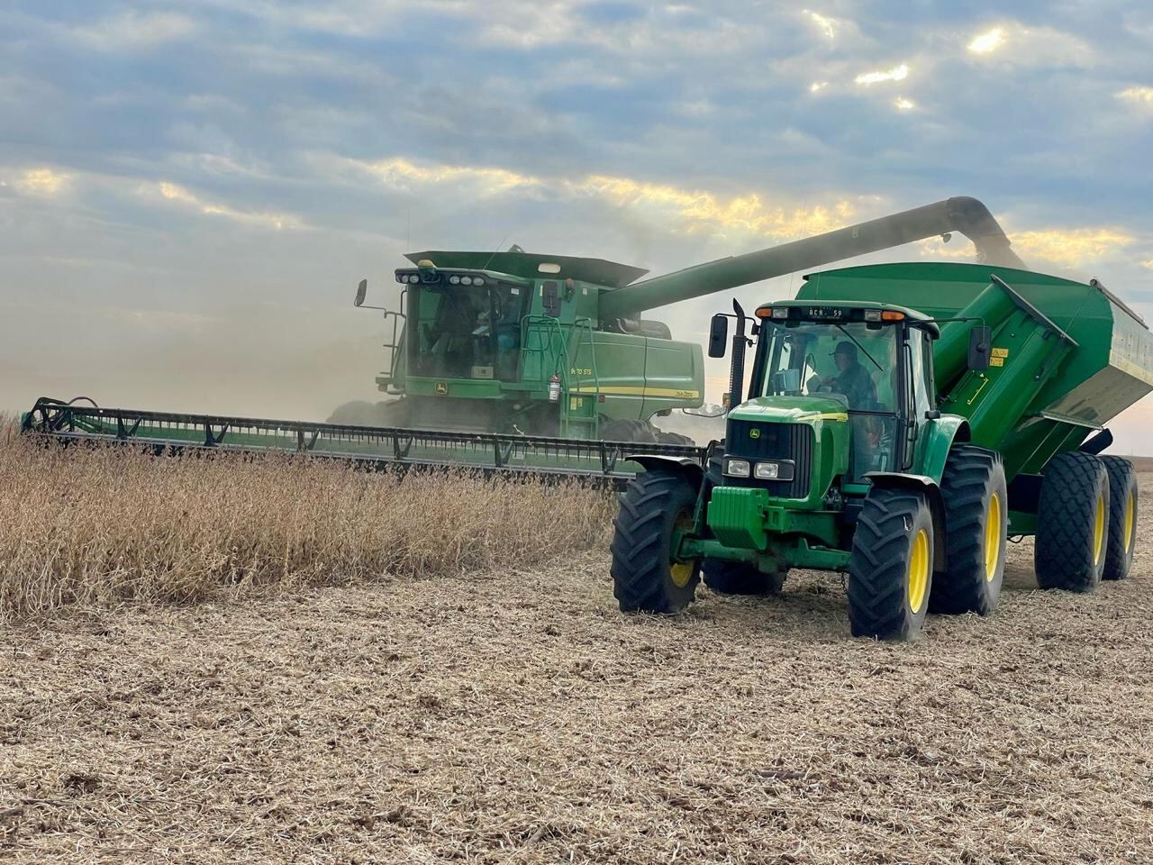 La agricultura comprende 1000 hectáreas de trigo y 300 hectáreas de cebada forrajera que se utiliza para el consumo interno y venta. También se siembra centeno y avena para obtener semilla para los verdeos de invierno
