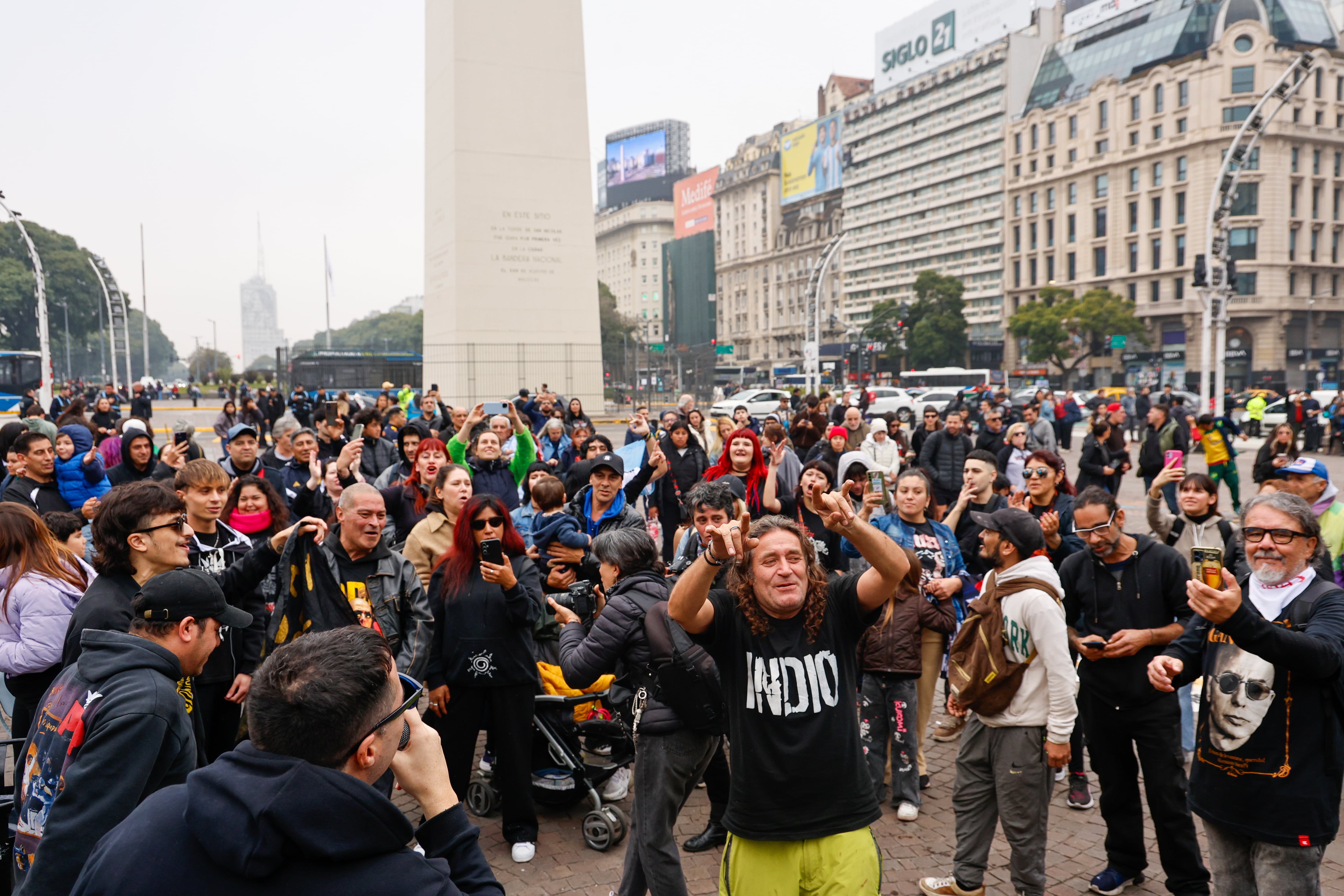 Indio Solari, banderazo y encuentro en el Obelisco, a la espera del inicio del velorio del ídolo