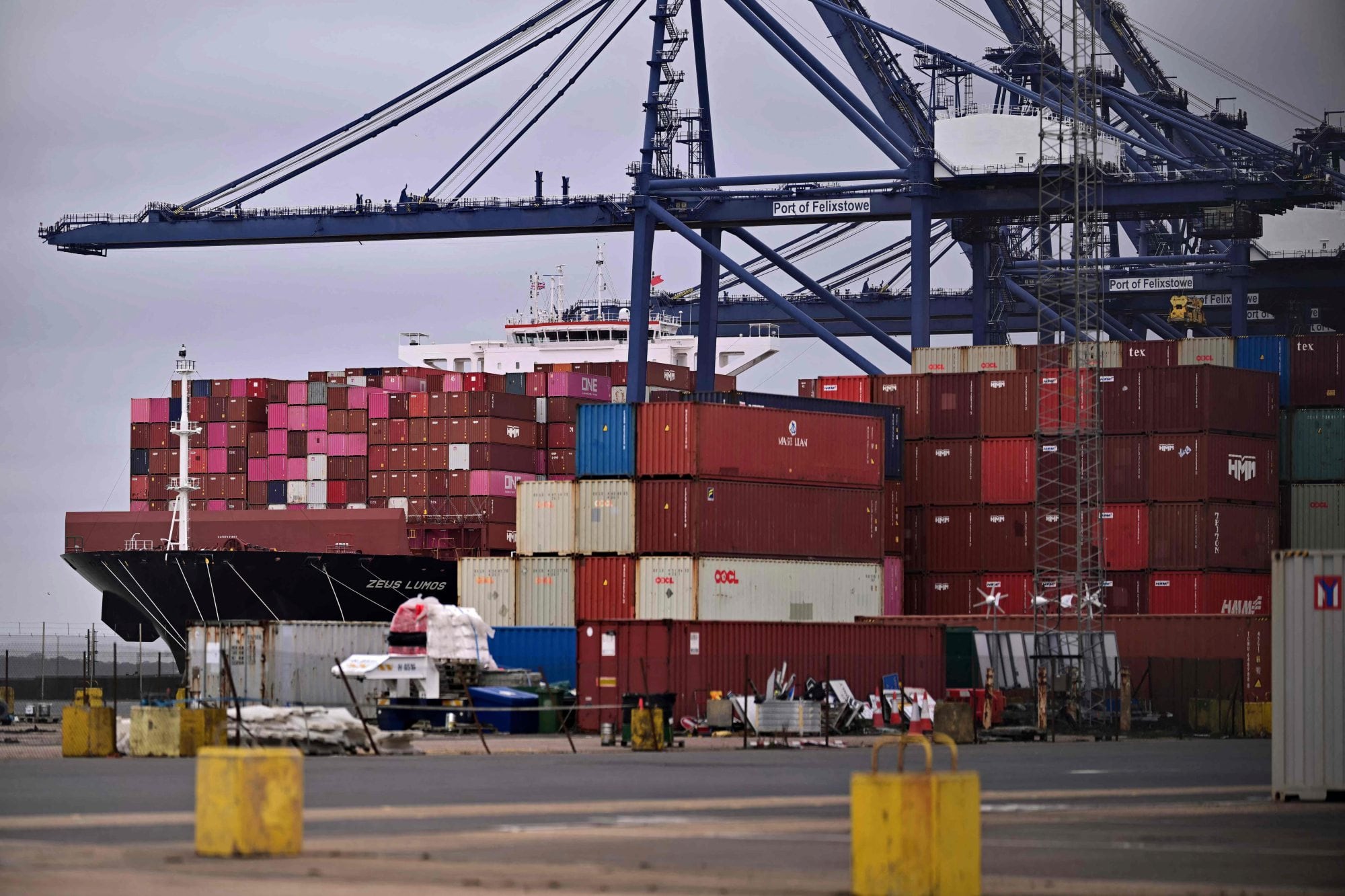 Barcos de transporte son cargados con toneladas de containers