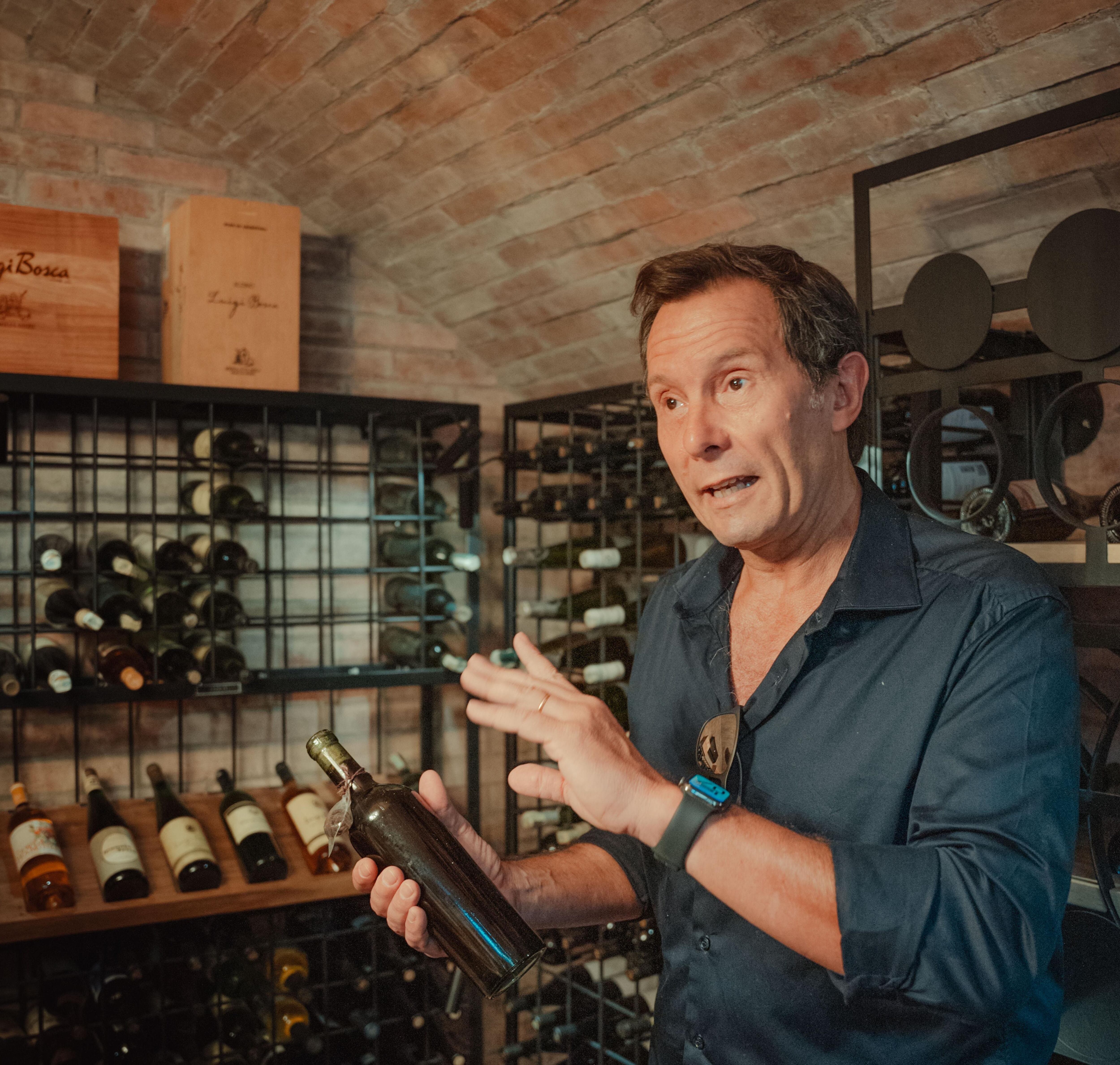 Alberto Arizu (h) en la cava de Finca El Paraiso, Mendoza, donde se encuentra el Malbec de 1912