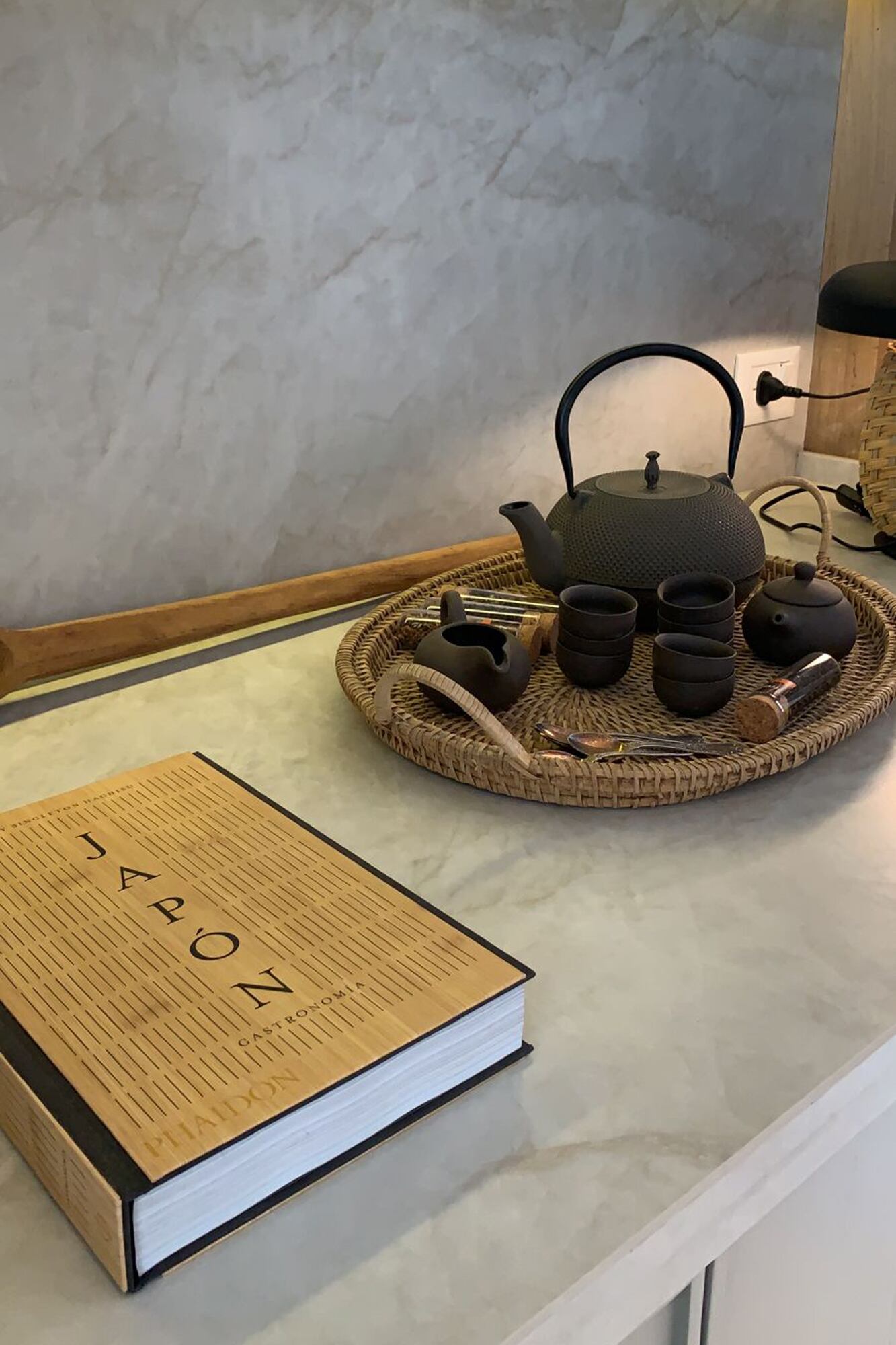 Detalles de deco con objetos y libros que evocan el ritual del té y Japón