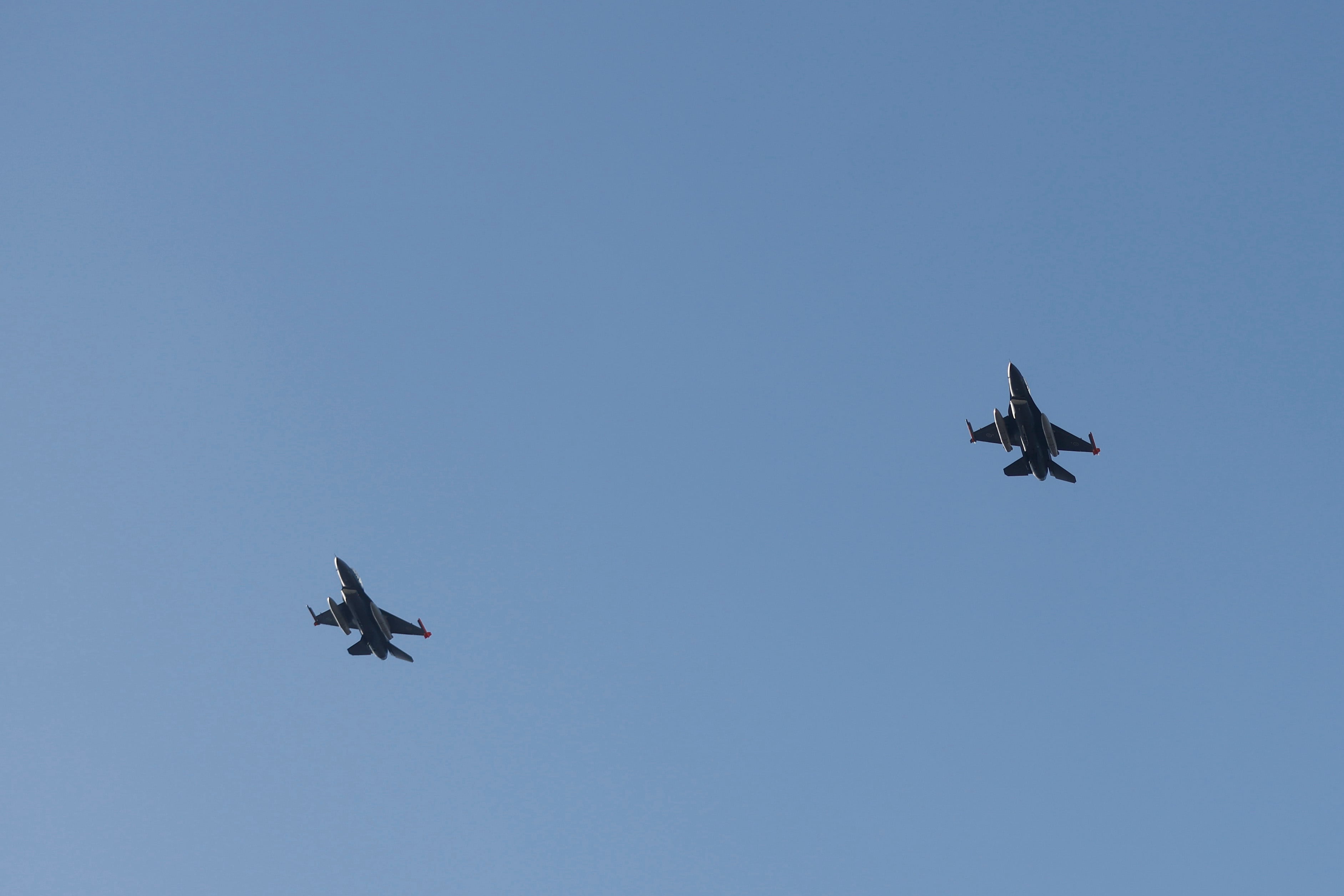 Dos aviones F-16 de EE.UU. interceptaron aeronaves que violaron el espacio aéreo restringido donde estaba Trump