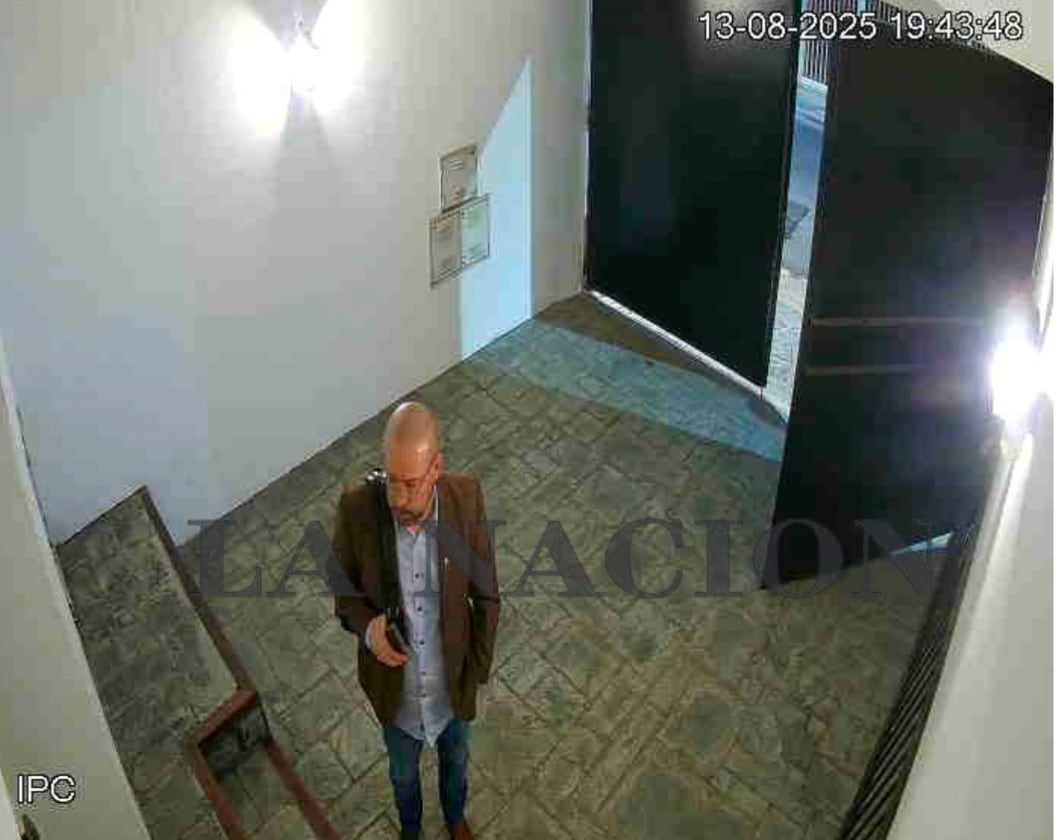 Spagnuolo en la casa de Calvete, el 13 de agosto pasado: la Justicia sospecha que fue a retirar dinero