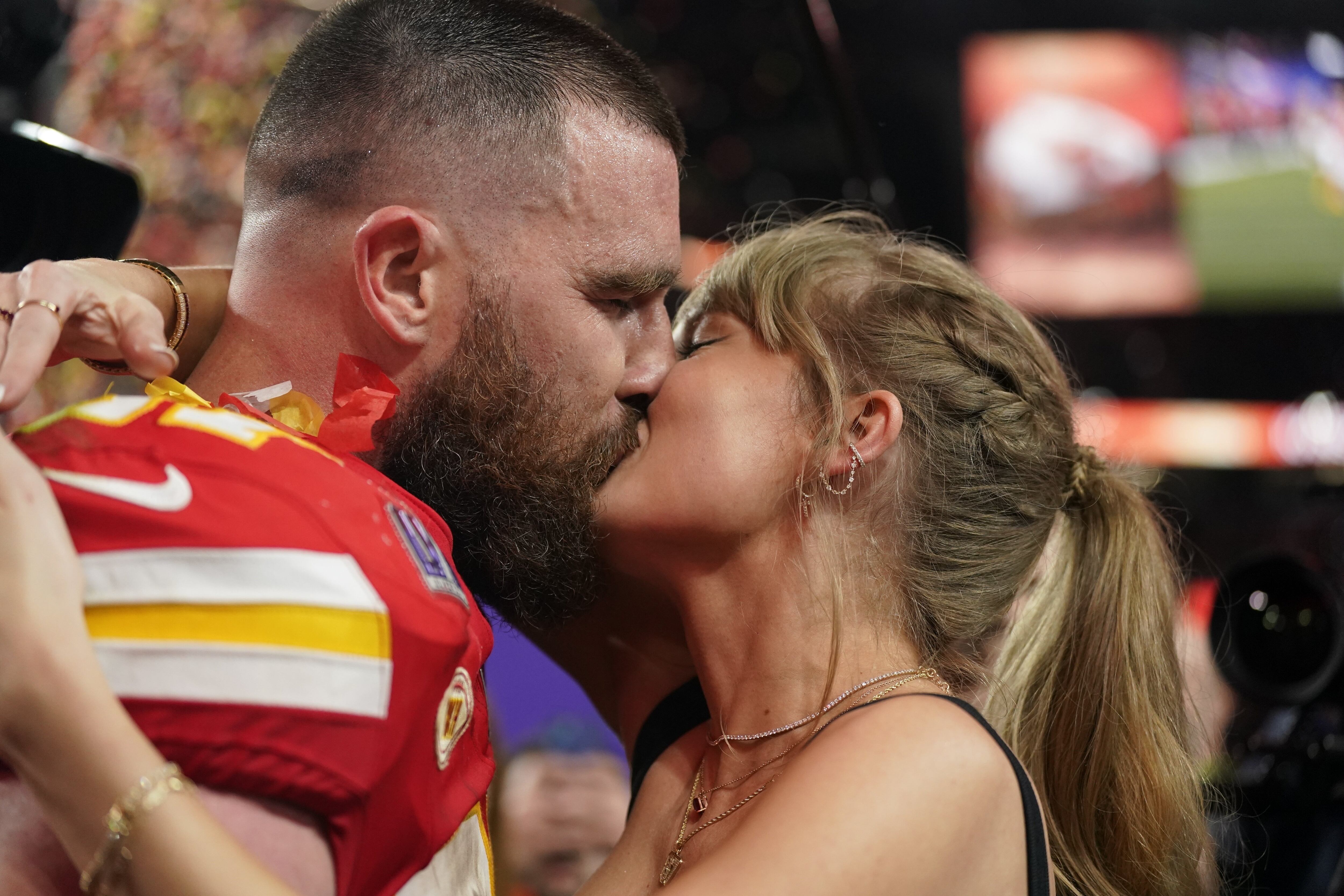 Taylor sabe conectar con su audiencia y su comunidad de fans se siente muy integrada al proceso de creación de la artista; hoy, la artista se muestra feliz junto a su pareja, Travis Kelce