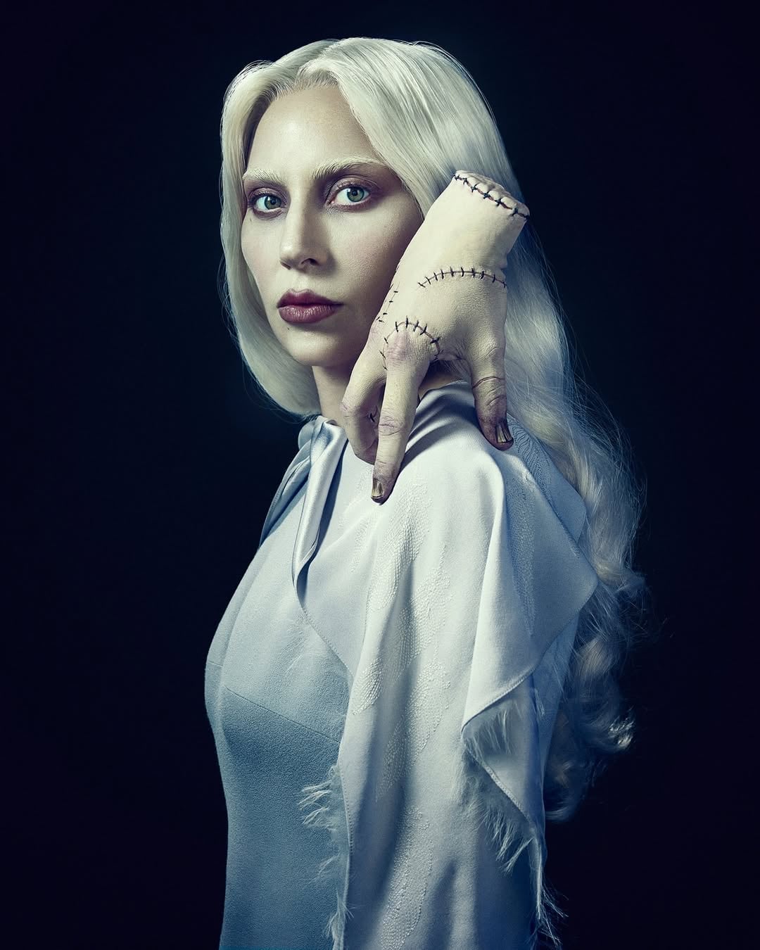 Lady Gaga es Rosaline Rotwood en la segunda temporada de Merlina (Foto: Sophy Holland/Netflix)