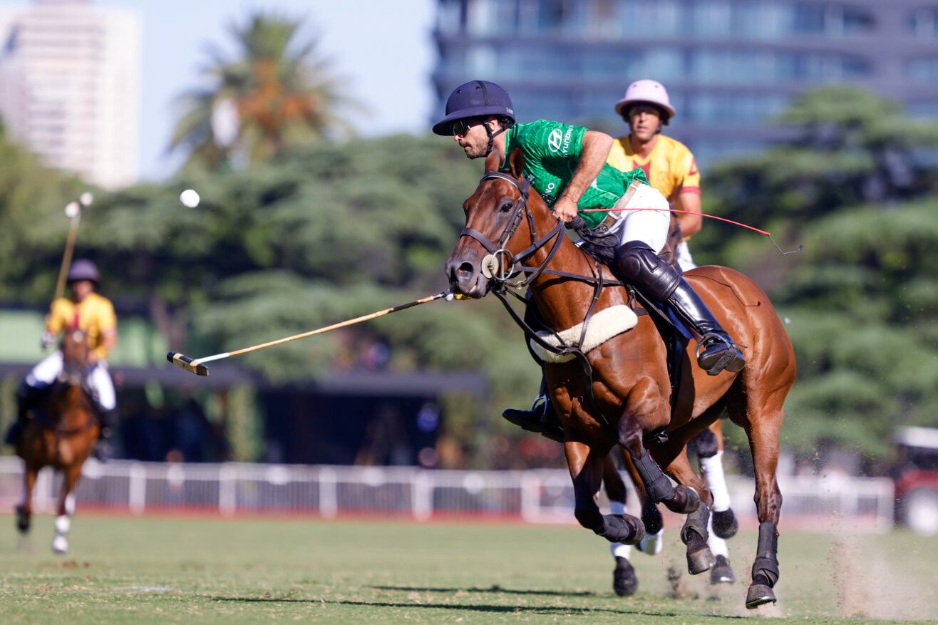 La habilidad de Facundo Sola para llevar en el aire la bocha; detrás, Pedro Falabella, de La Aguada.
