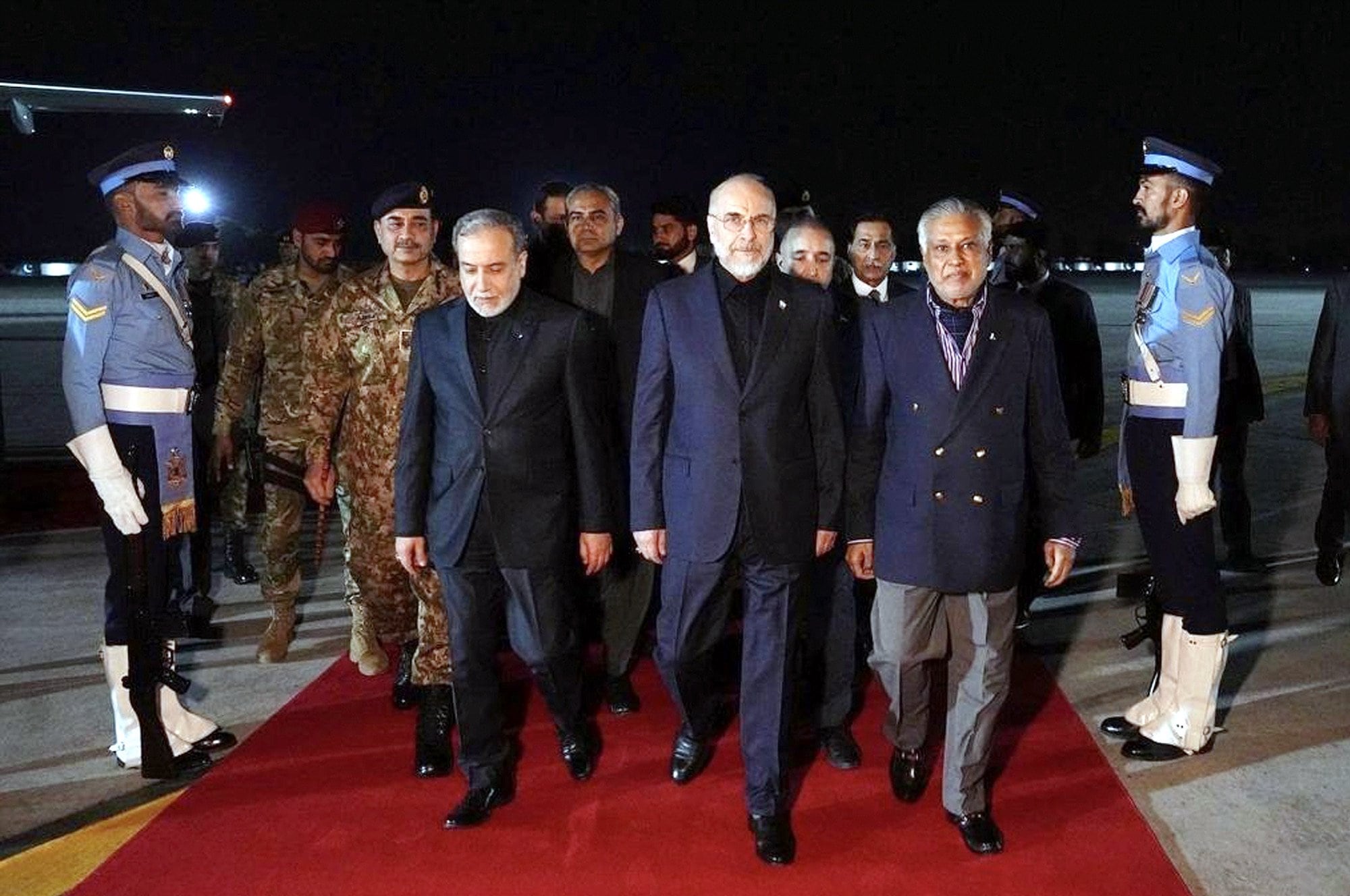 Una delegación iraní de alto nivel encabezada por el presidente del Parlamento, Mohammad Baqer Qalibaf llega a Islamabad de Pakistán para participar en las próximas conversaciones con la parte estadounidense, en las primeras horas del 11 de abril de 2026