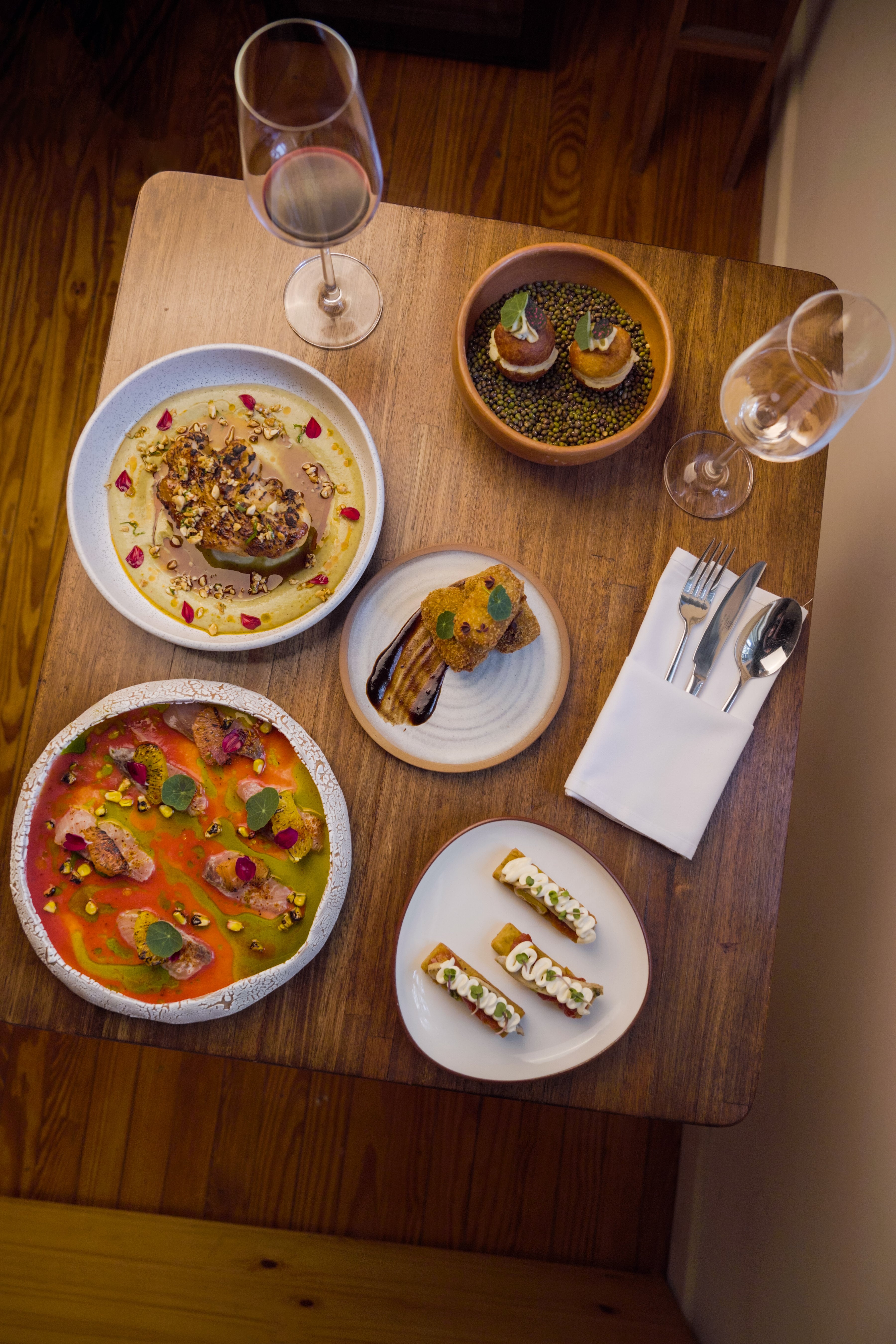 La carta de Smak propone, entre otros platos, las croquetas de osobuco con chutney de tamarindo, el paté de vieiras con bola de fraile y mermelada de frambuesa, el tiradito con aguachile de sandía, cítricos y choclo