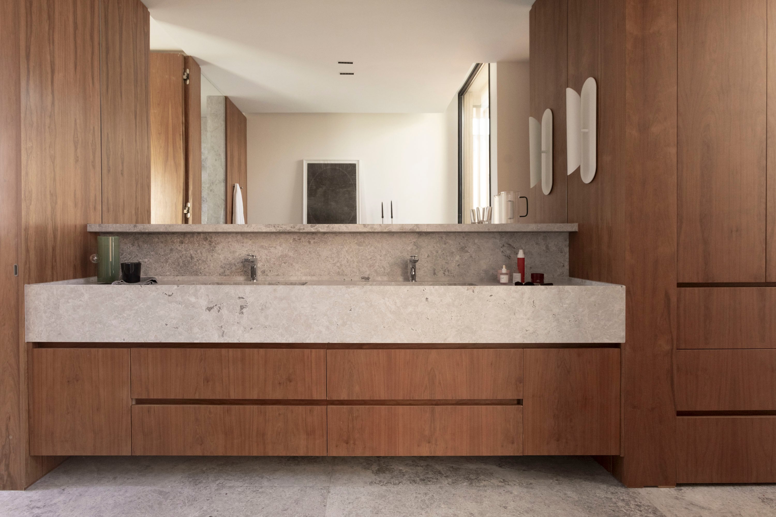 Mesada de mármol ‘Tundra Grey’ con grifería (Hansgrohe). Aplique de pared ‘Le Chori’ (La Feliz).