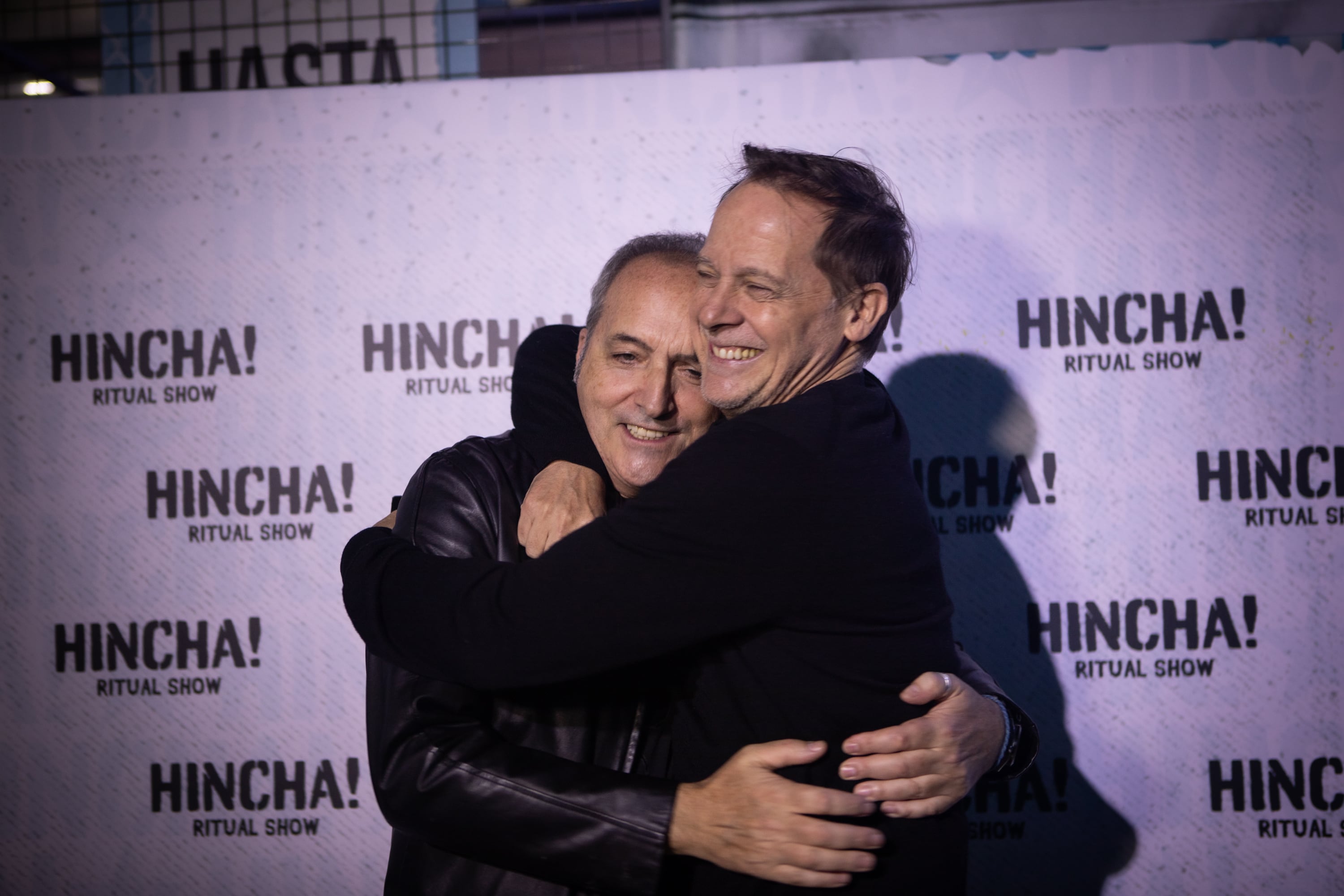 Matías Martin y su efusiva felicitación a Pichón Baldinu, el creador del espectáculo Hincha! Ritual show