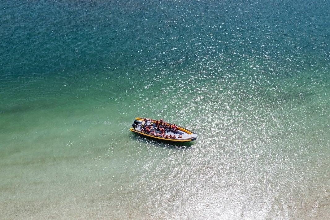 Como actividades dentro del balneario, podés tomarse un bote para recorrer la península Villarino y visitar el apostadero de los lobos marinos