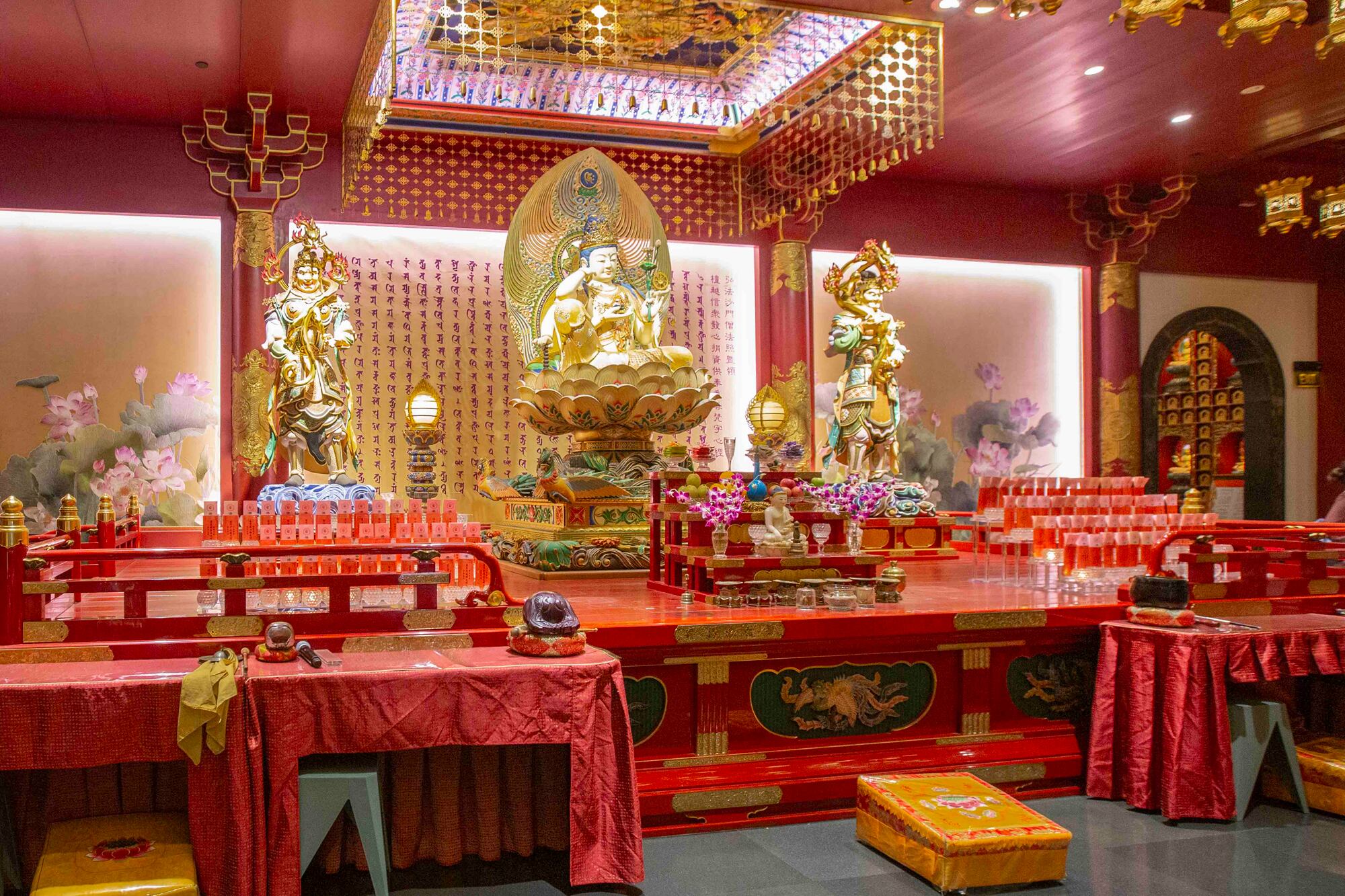 El interior del templo del Diente de Buda