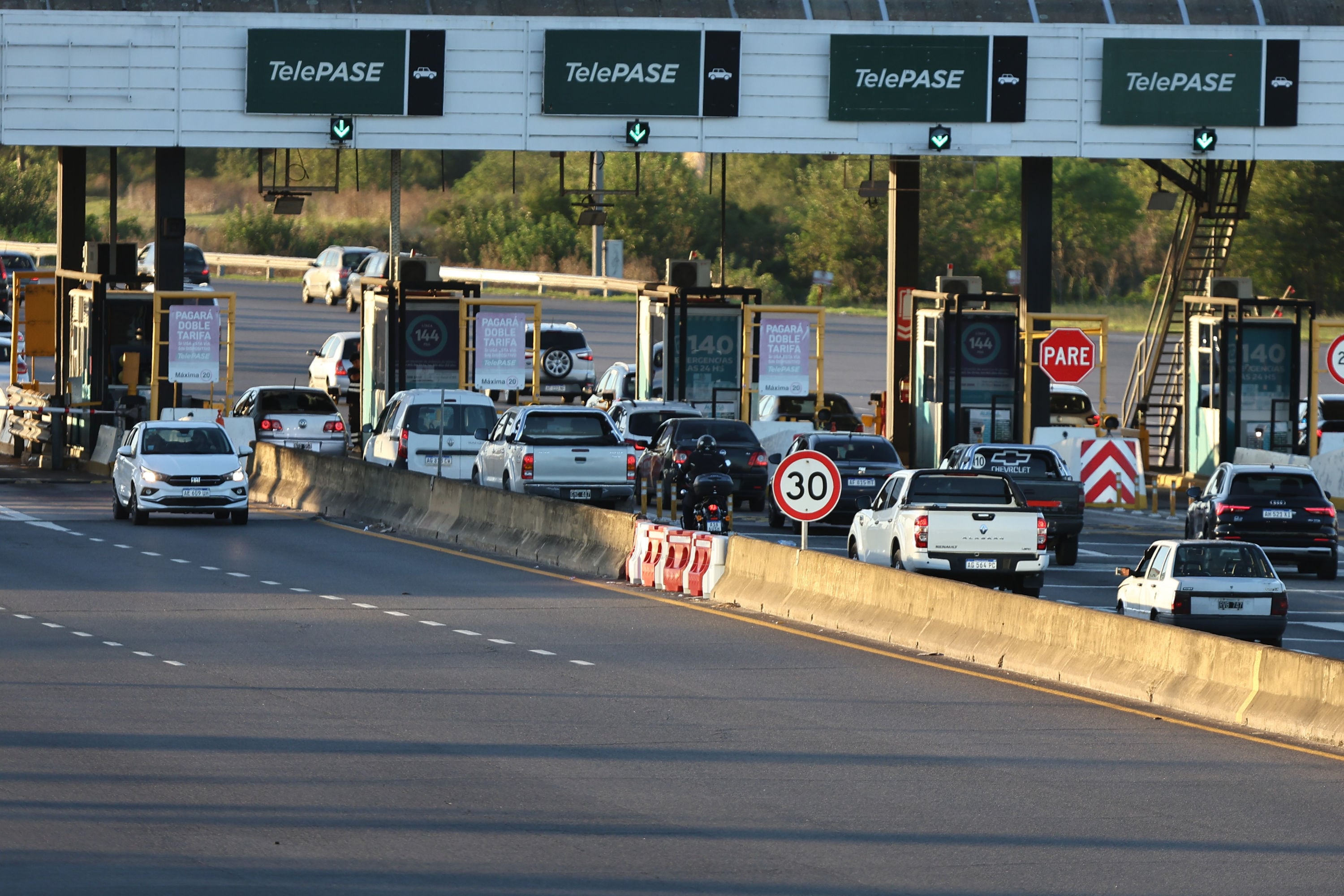 Aumentan los peajes en Panamericana y Acceso Oeste: pagar en efectivo costará más del doble