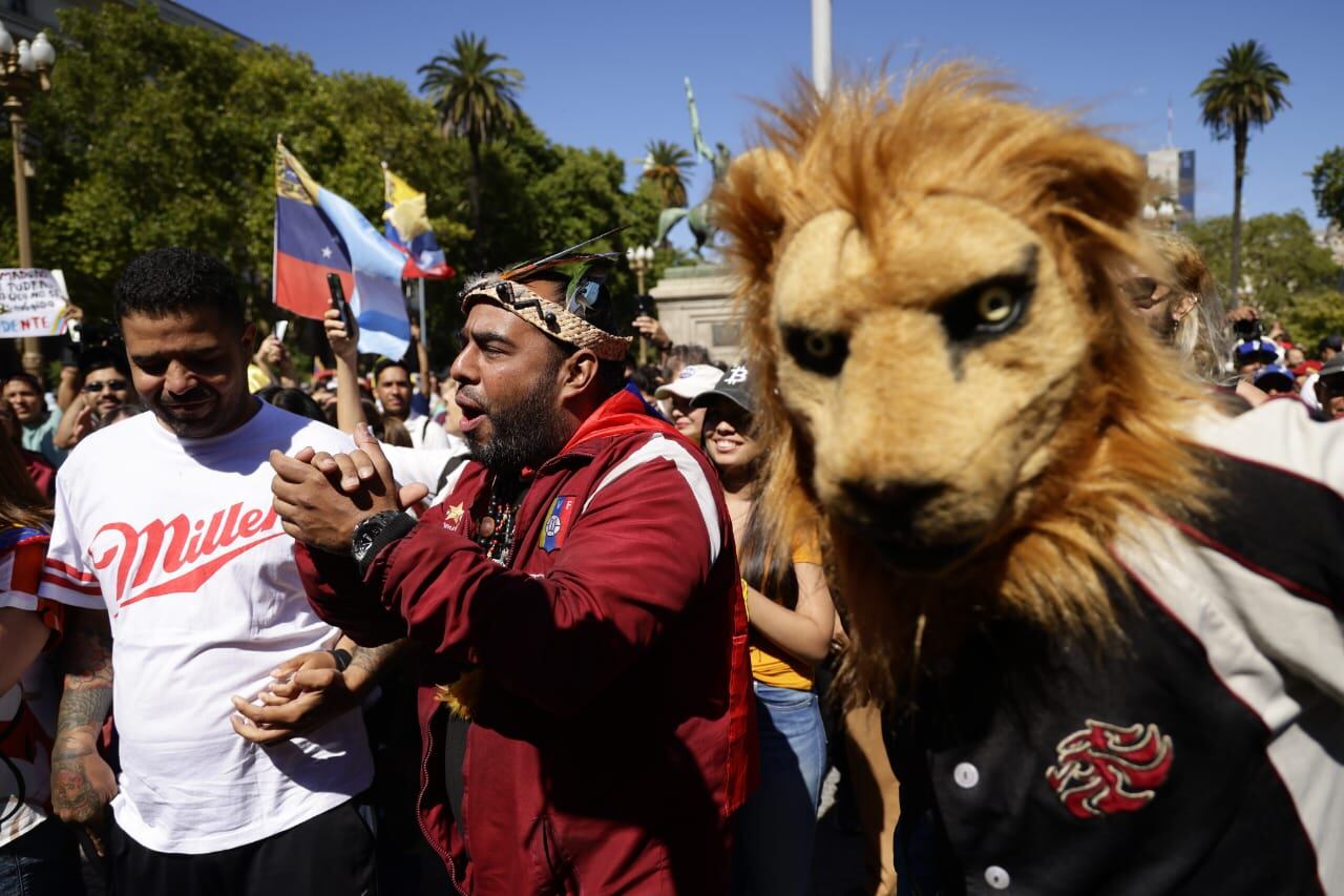 Un grupo de venezolanos que fue a la Plaza de Mayo a acompañar a Edmundo González Urrutia