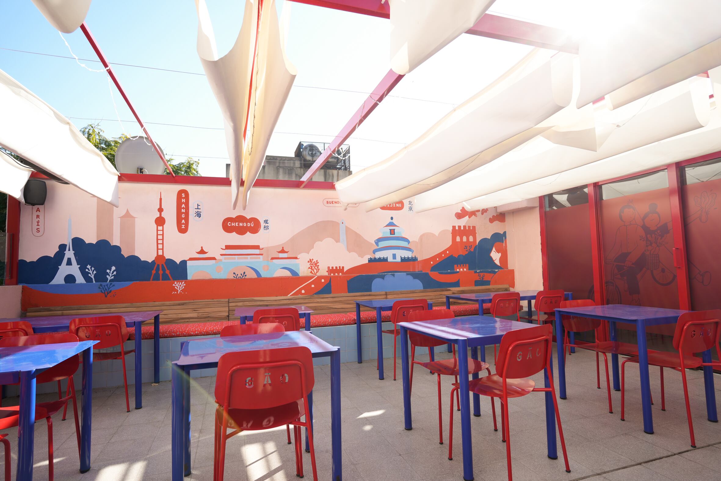 La terraza del restaurante implicó quitar parte del techo original