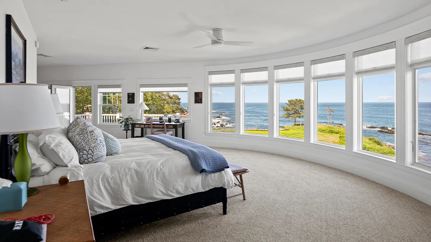 El dormitorio principal tiene vistas al mar (Peter G. Morneau)