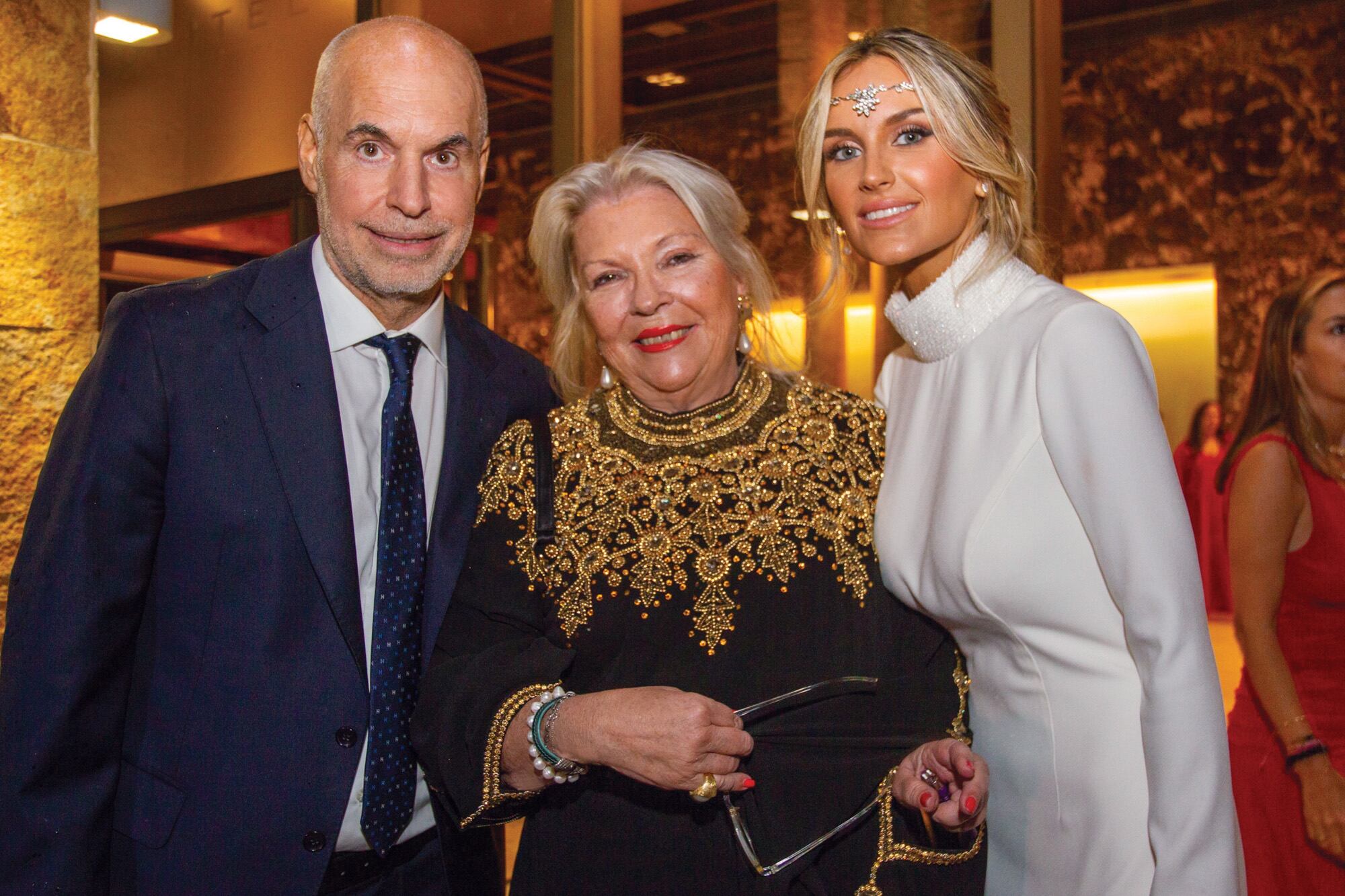 Los recién casados junto a Lilita Carrió.