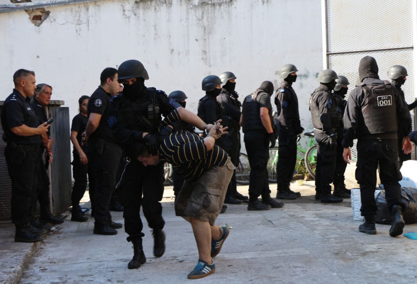 Traslado de presos de la Unidad Regional II de Rosario a penales de máxima seguridad del sur de la provincia de Santa Fe