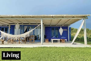 Una casita azul hecha al estilo de las más antiguas de La Pedrera