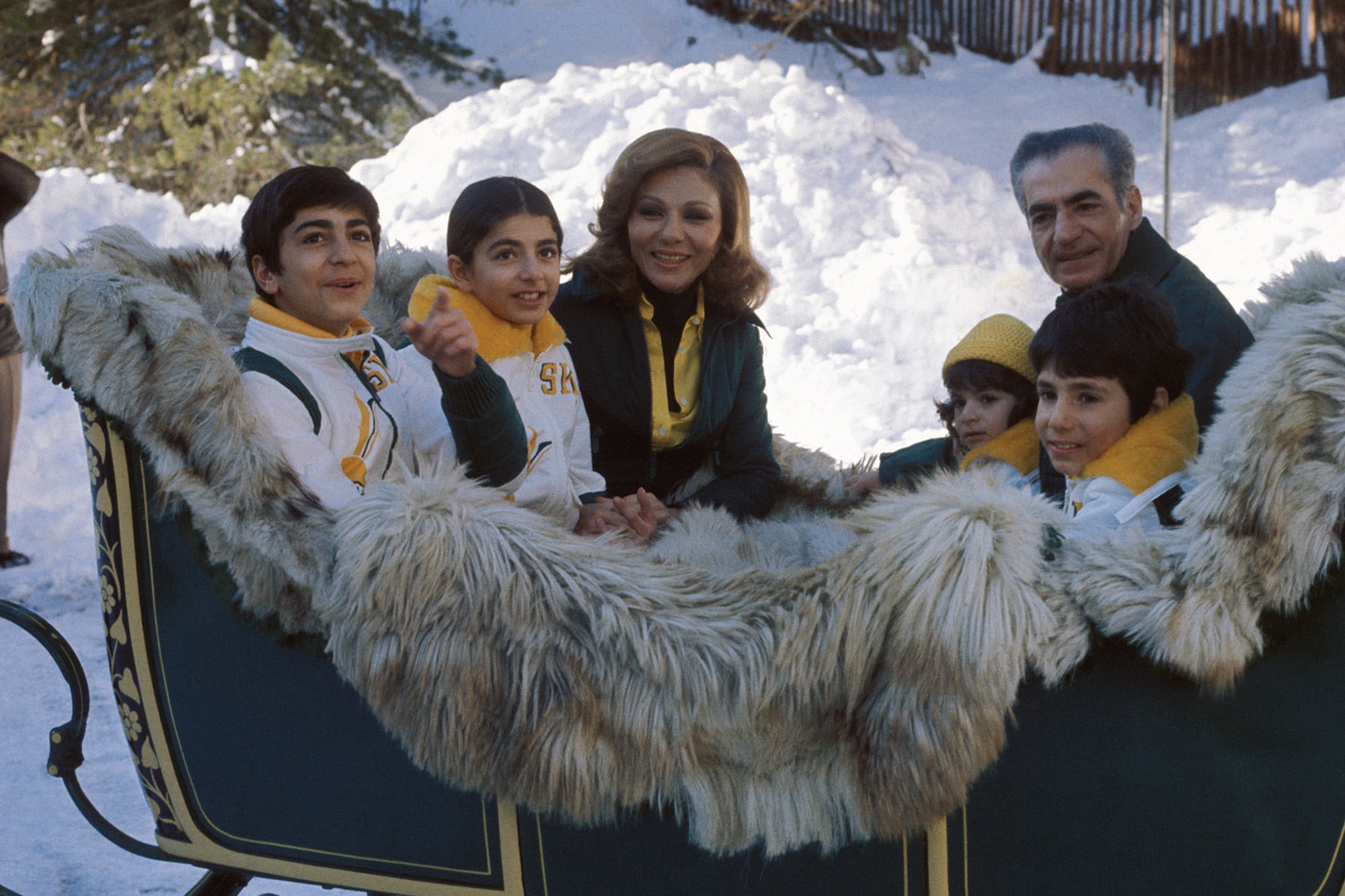 St. Moritz, enero de 1975, Farah Diba con su marido, el Sha de Irán, y sus hijos Reza, Farahnaz, Leila y Ali-Reza, practicando deportes de invierno/Gamma-Rapho via Getty Images)