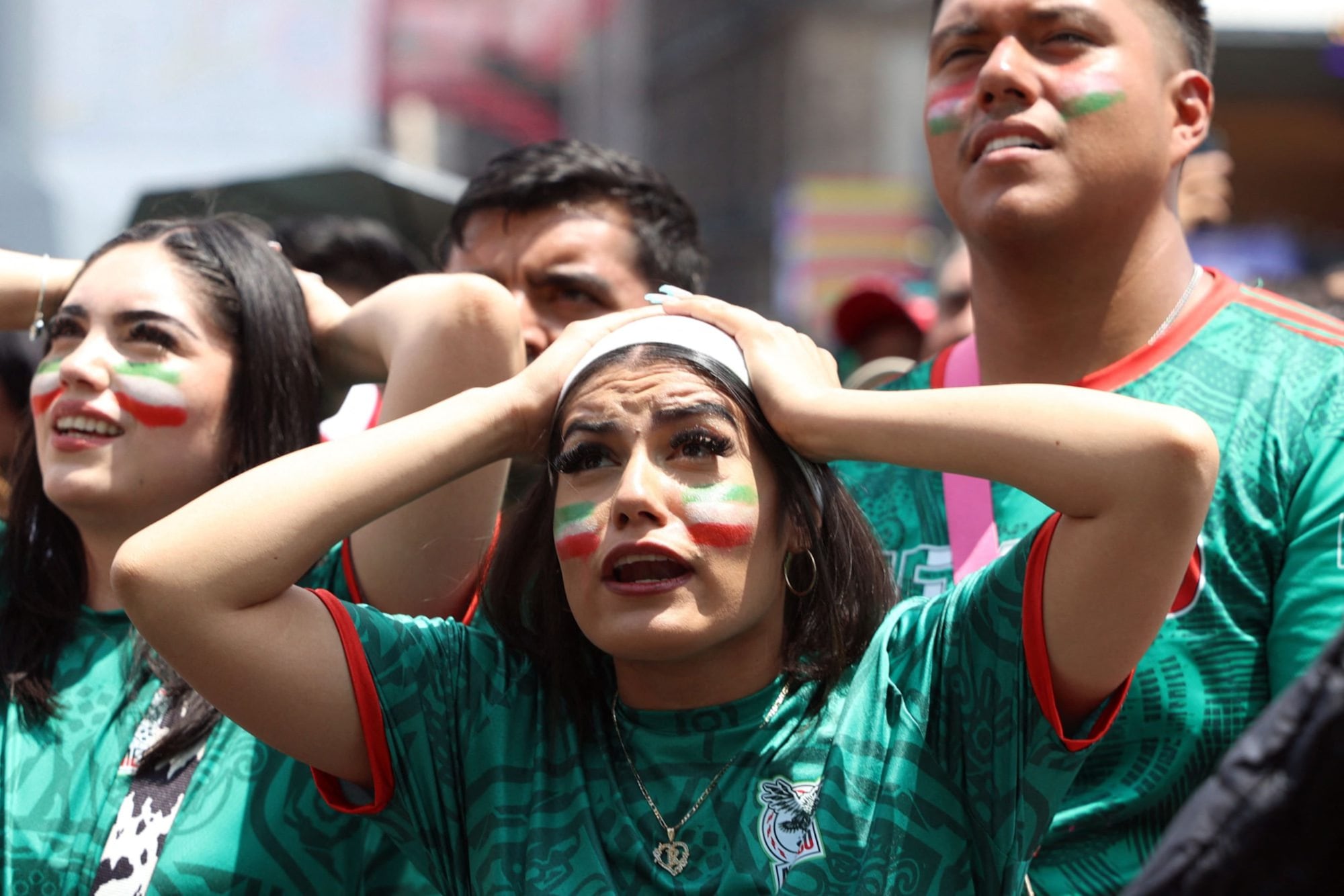 Un hincha mexicano reacciona durante el partido del Grupo A del Mundial de Fútbol 2026 entre México y Sudáfrica en el Festival del Aficionado de la FIFA en la plaza del Zócalo de la Ciudad de México