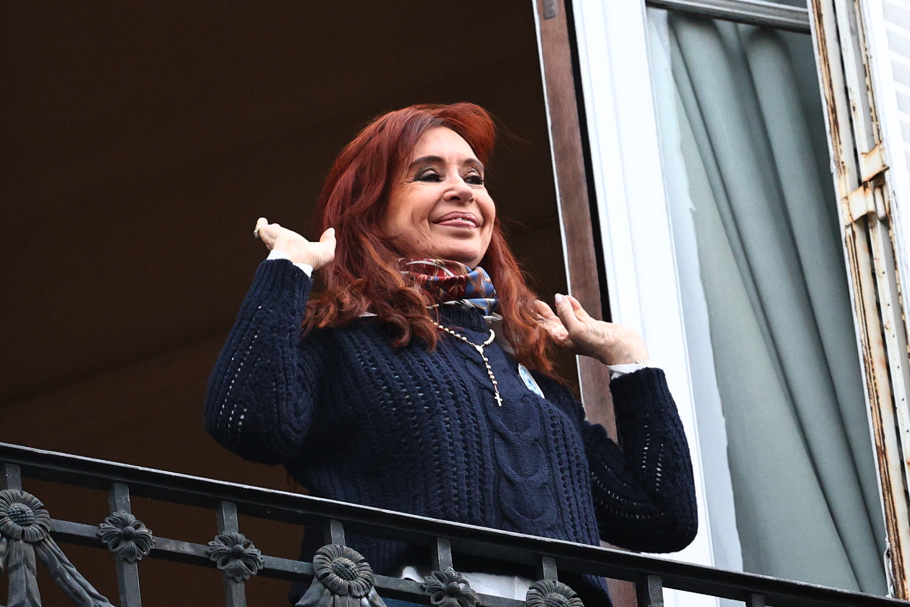 Cristina salió a saludar a un grupo de militantes, el miércoles, el mismo día que se pidió allanar el primer piso.