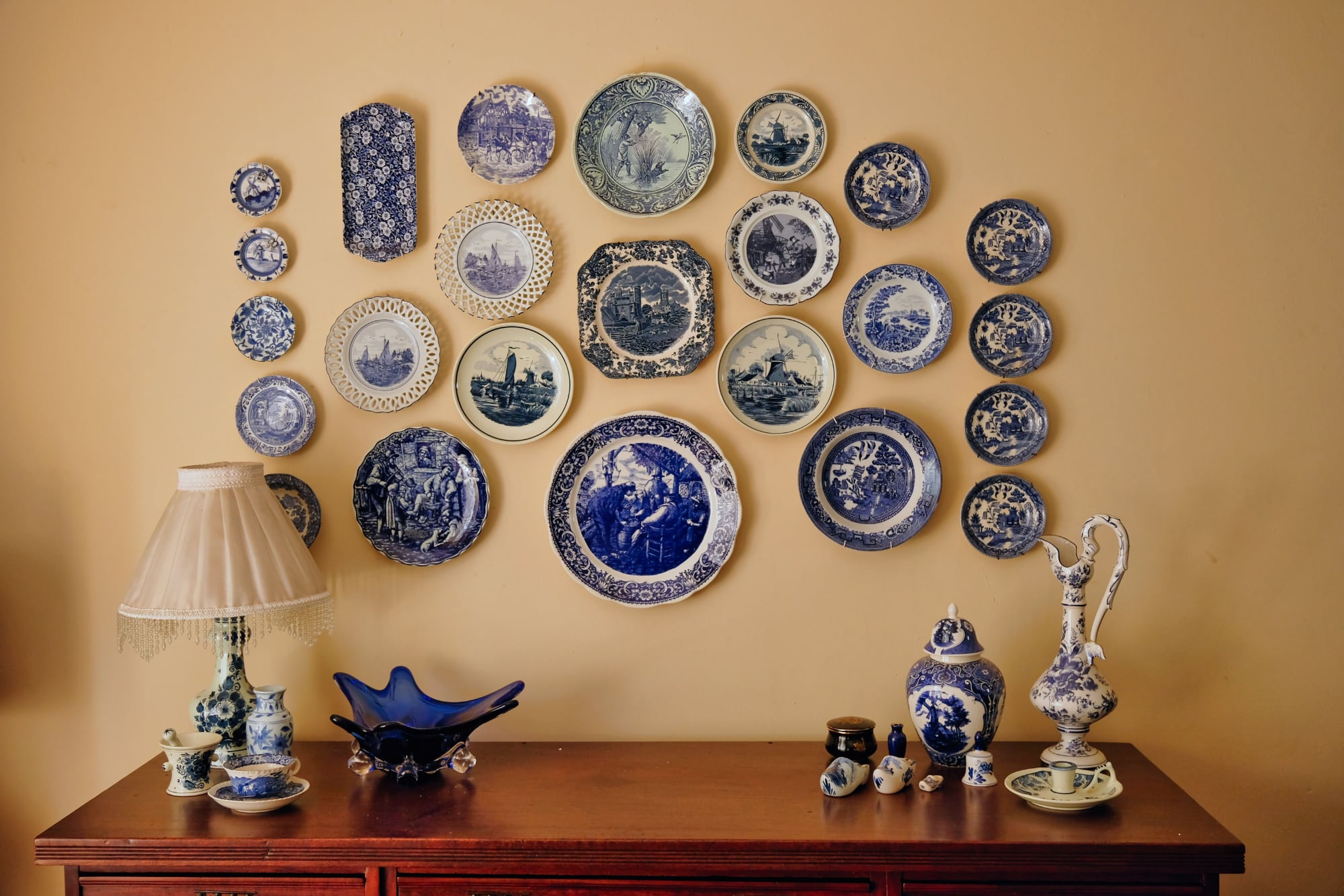 Decorar las paredes de casa con platos de porcelana: una historia que se remonta a más de 1000 años