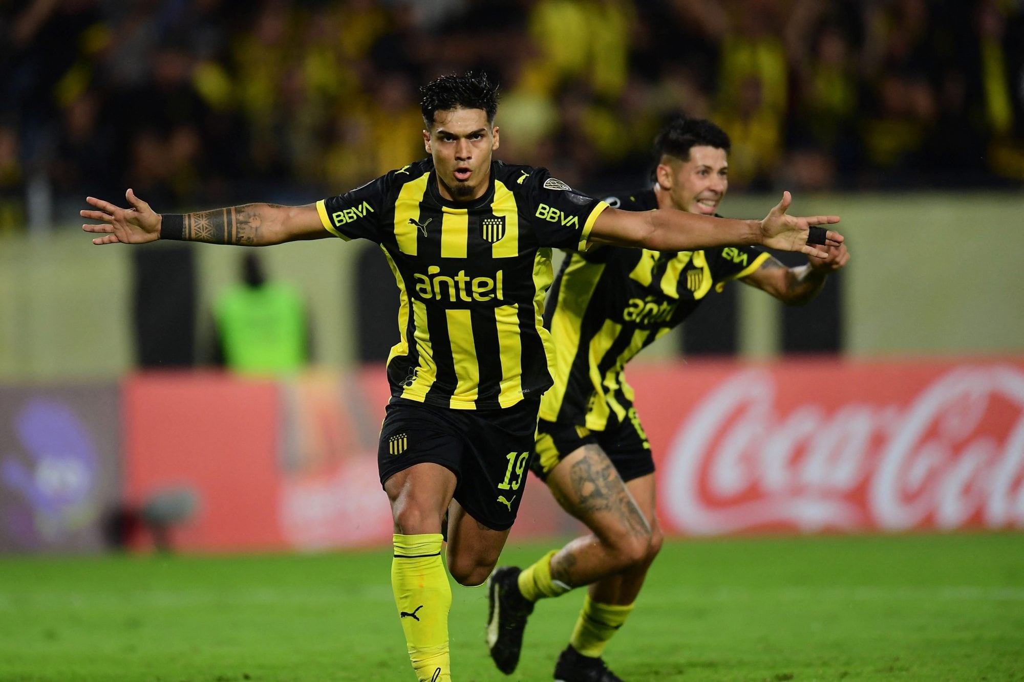 Hazaña en la Copa Libertadores: Platense venció a Peñarol en Uruguay en su primer viaje internacional 8 Matías Arezo celebra desafiante el empate y Nicolás