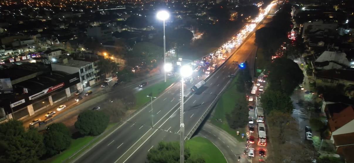 Chocaron un colectivo y un auto en la General Paz y hay corte total en ambas manos.