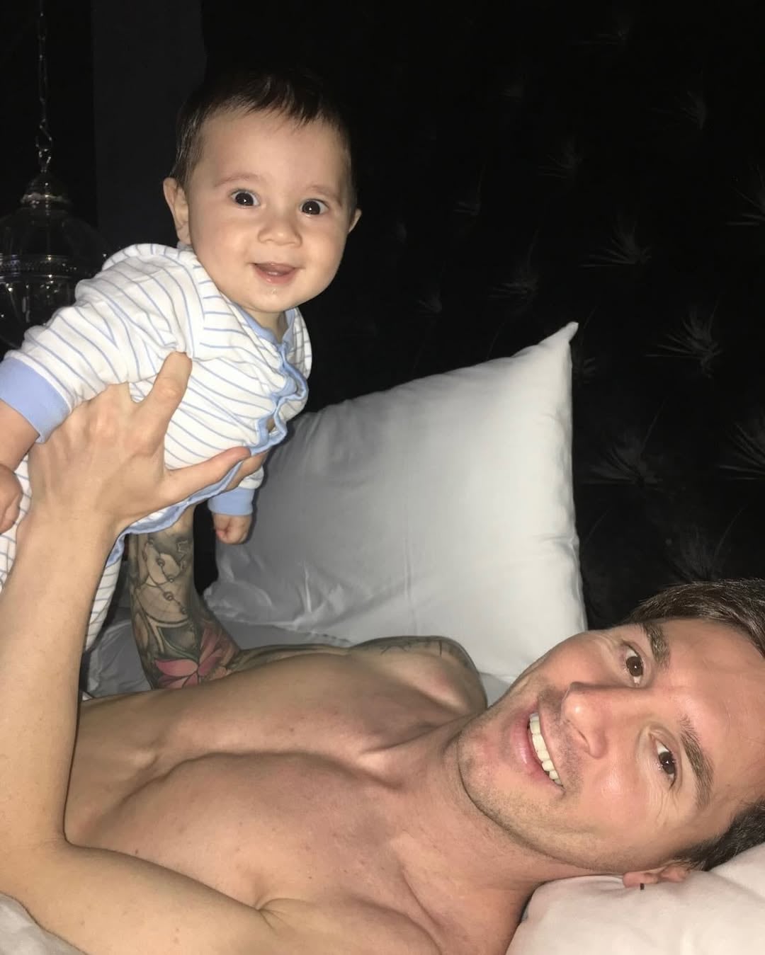 Leo Messi con un pequeño Mateo en brazos (Foto: Instagram @antonelaroccuzzo)