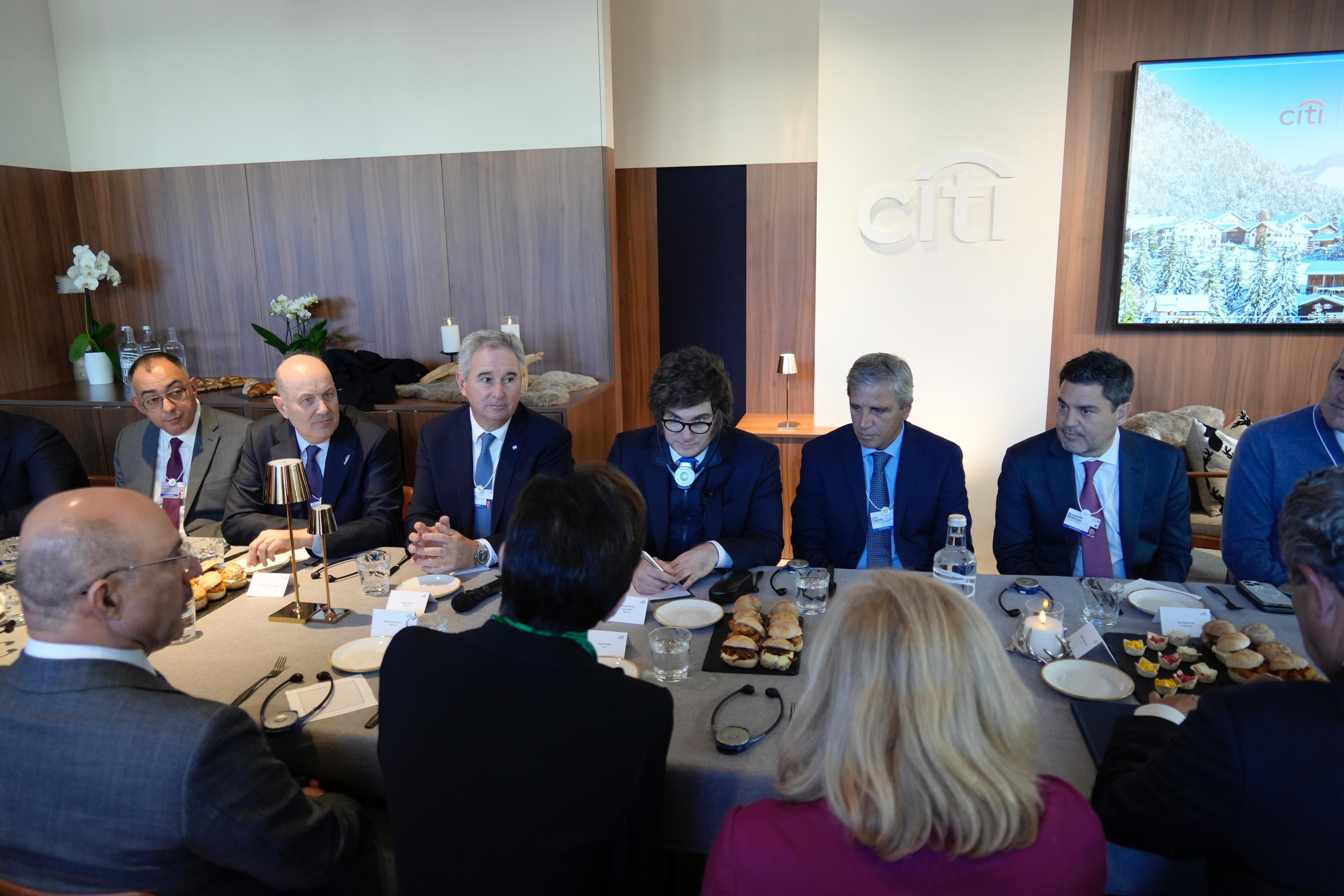 El presidente Javier Milei, en su reunión con empresarios en el marco de Davos 2026