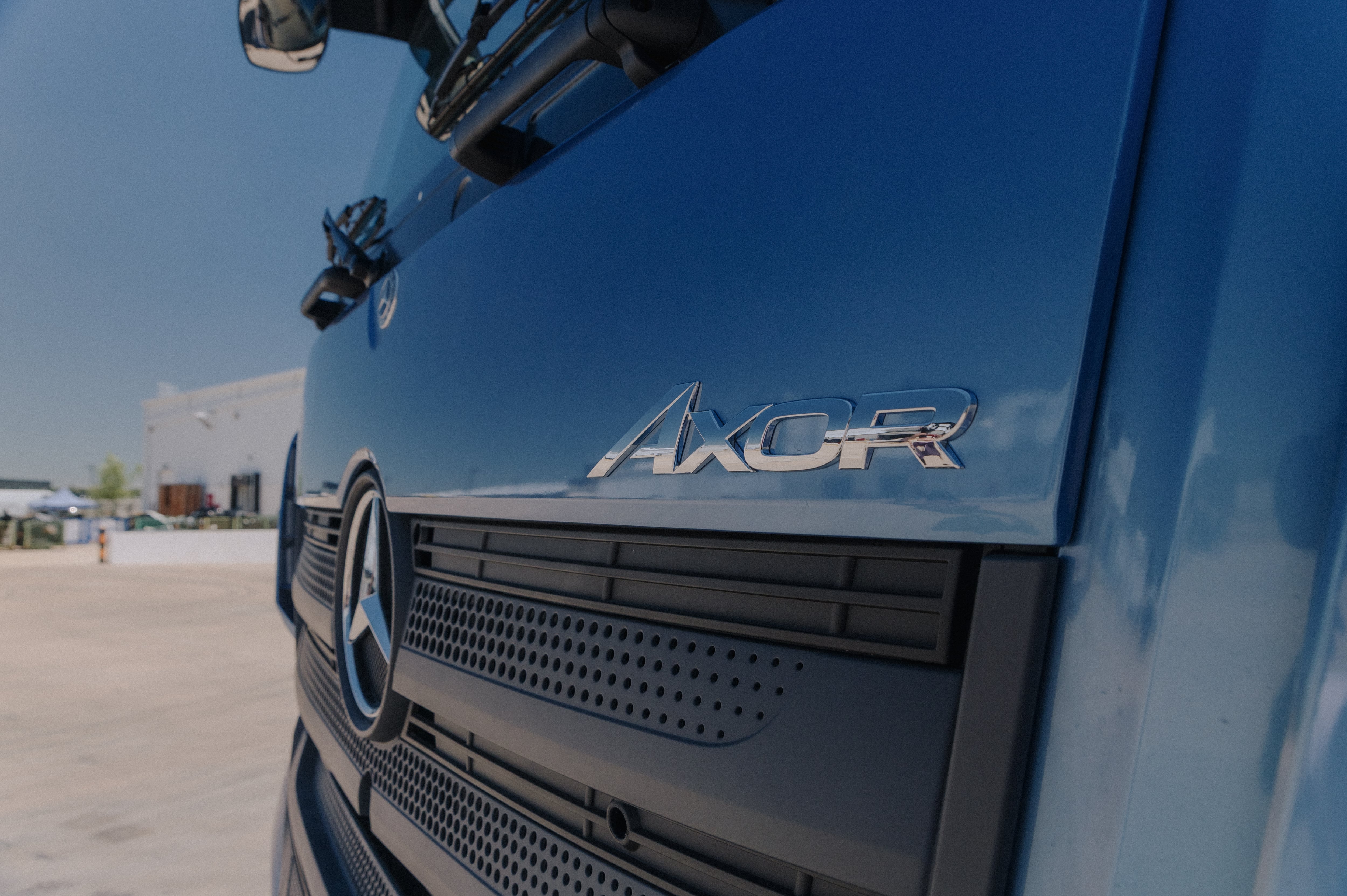 El diseño exterior de la cabina sigue los trazos de otros camiones de ruta de la marca