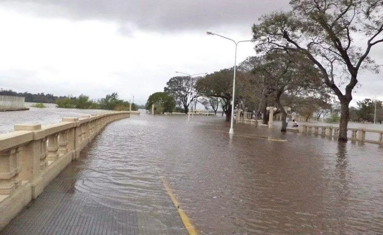 La zona baja en la costanera de Concordia, inundada tras la crecida del río Uruguay.