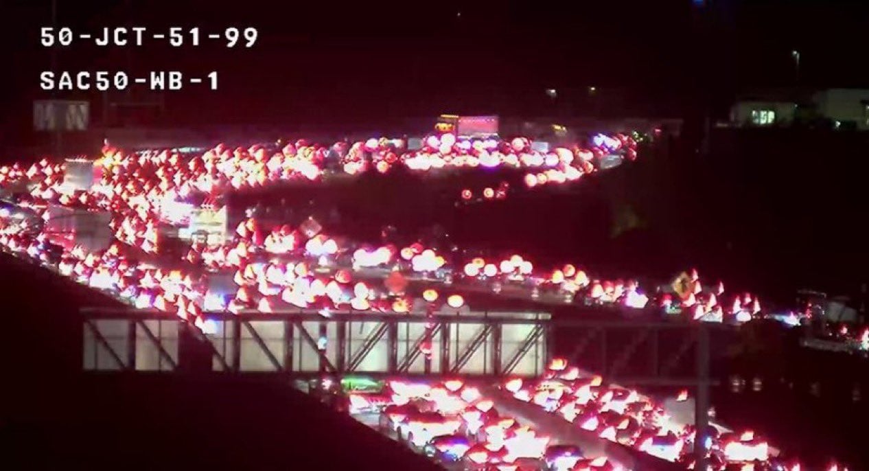 La congestión de tránsito se extendió por kilómetros en la autopista 50 de Sacramento, California