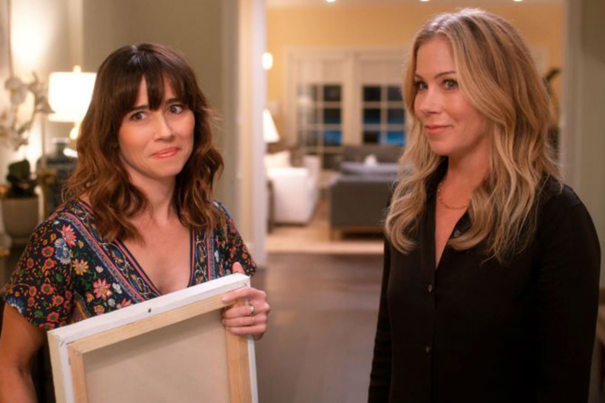 Sarah Michelle Gellar sorprendió con una foto junto a Linda Cardellini, su comapañera de Scooby-Doo 9 Linda Cardellini en su protagónico en la exitosa serie de Netflix, Dead to Me