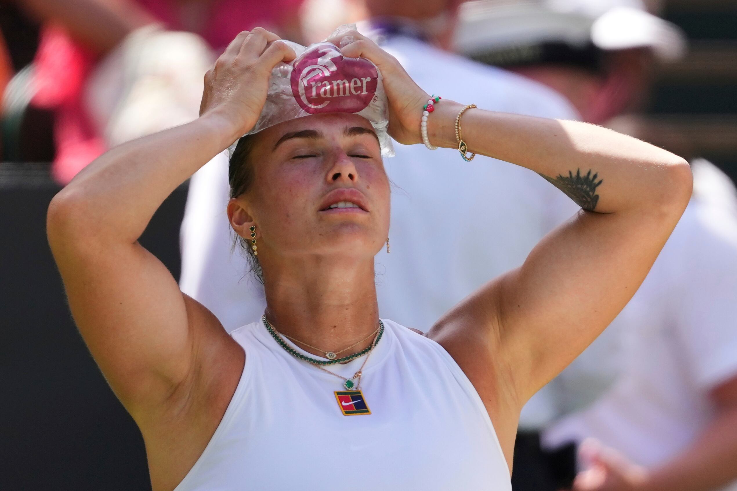 Aryna Sabalenka tuvo que usar una bolsa de hielo para refrescarse durante el partido, por el calor en Londres