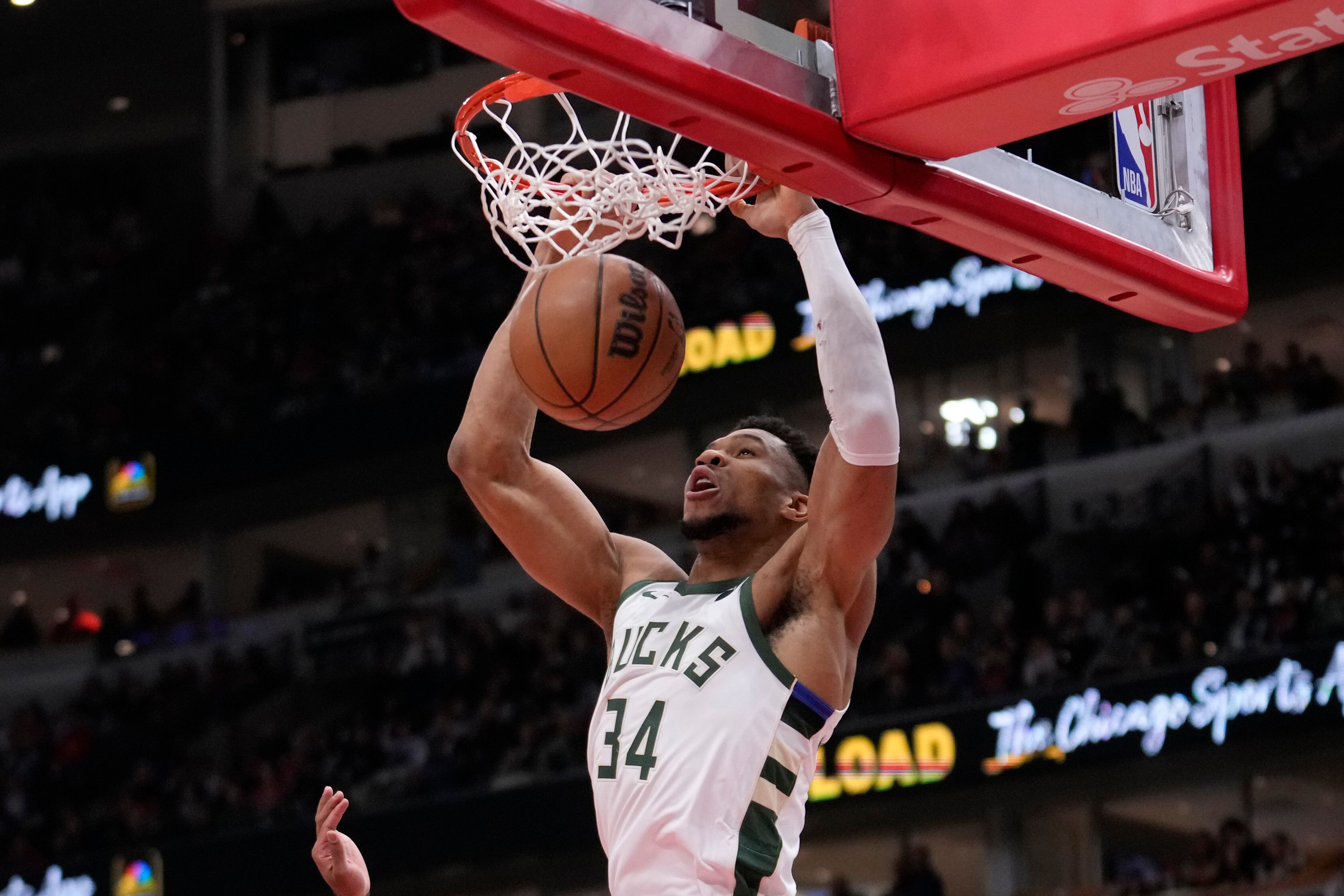 Giannis Antetokounmpo, figura de Milwaukee Bucks, amenaza con una transferencia a Golden State Warriors; por ahora sigue en la franquicia en la que salió campeón de NBA en 2021, que se enfrentará este miércoles con Philadelphia 76ers.