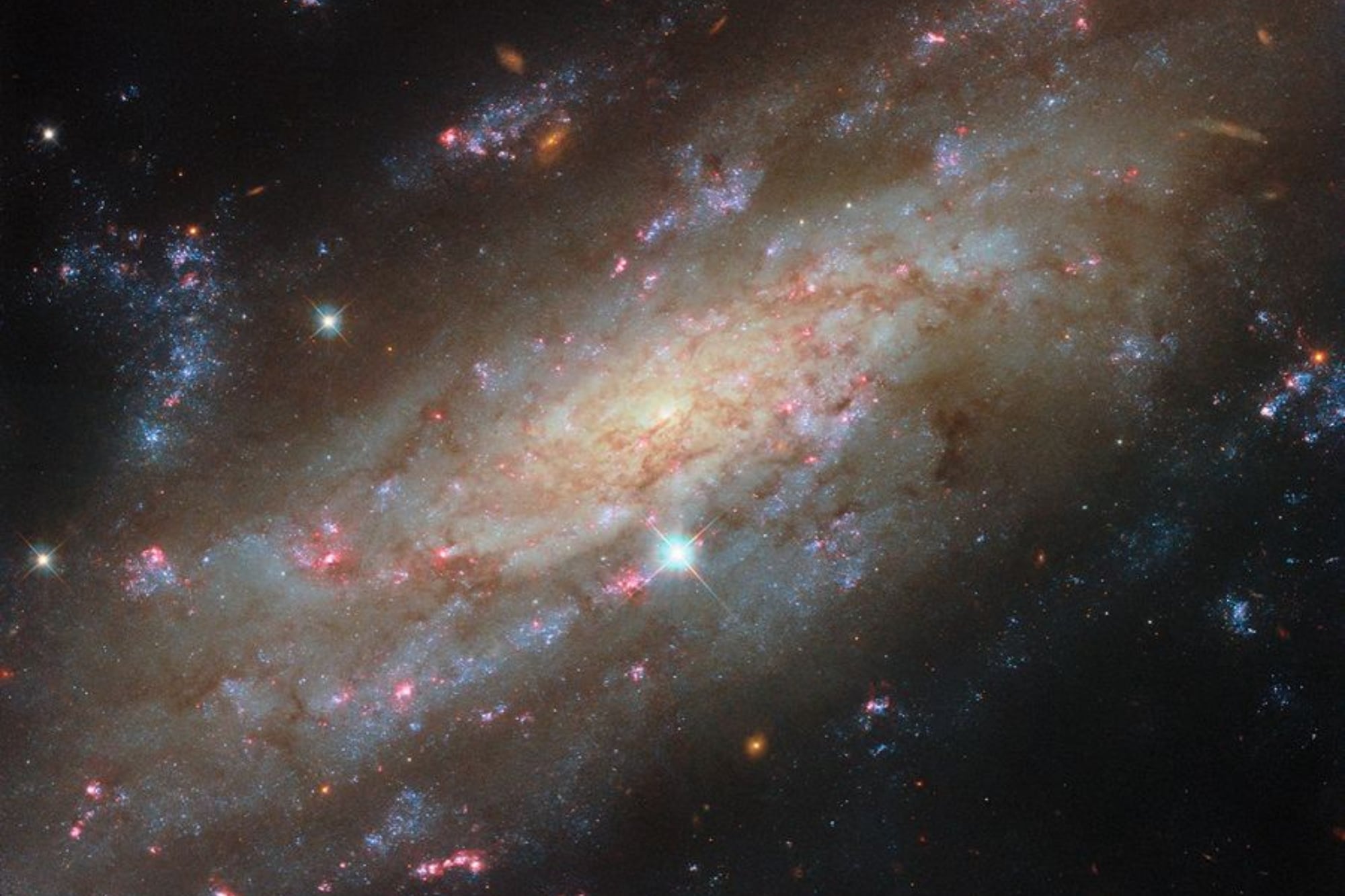 Hallazgo inédito: Hubble de la NASA revela una galaxia espiral con un agujero negro en el centro