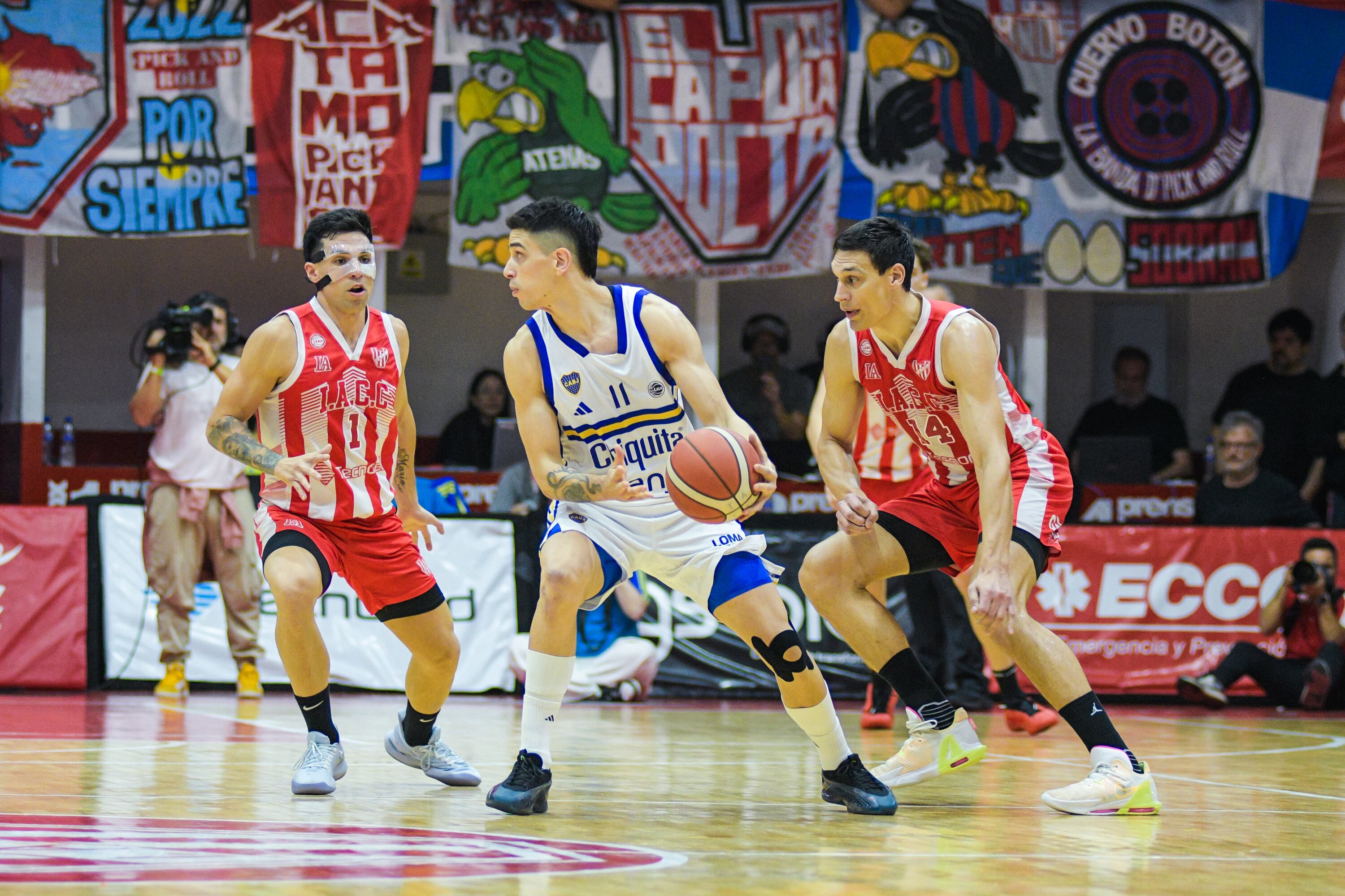 Como en esta acción con Leandro Vildoza y Javier Saiz, Instituto dobló la marca a José Vildoza para que el hábil base se deshiciera del balón.
