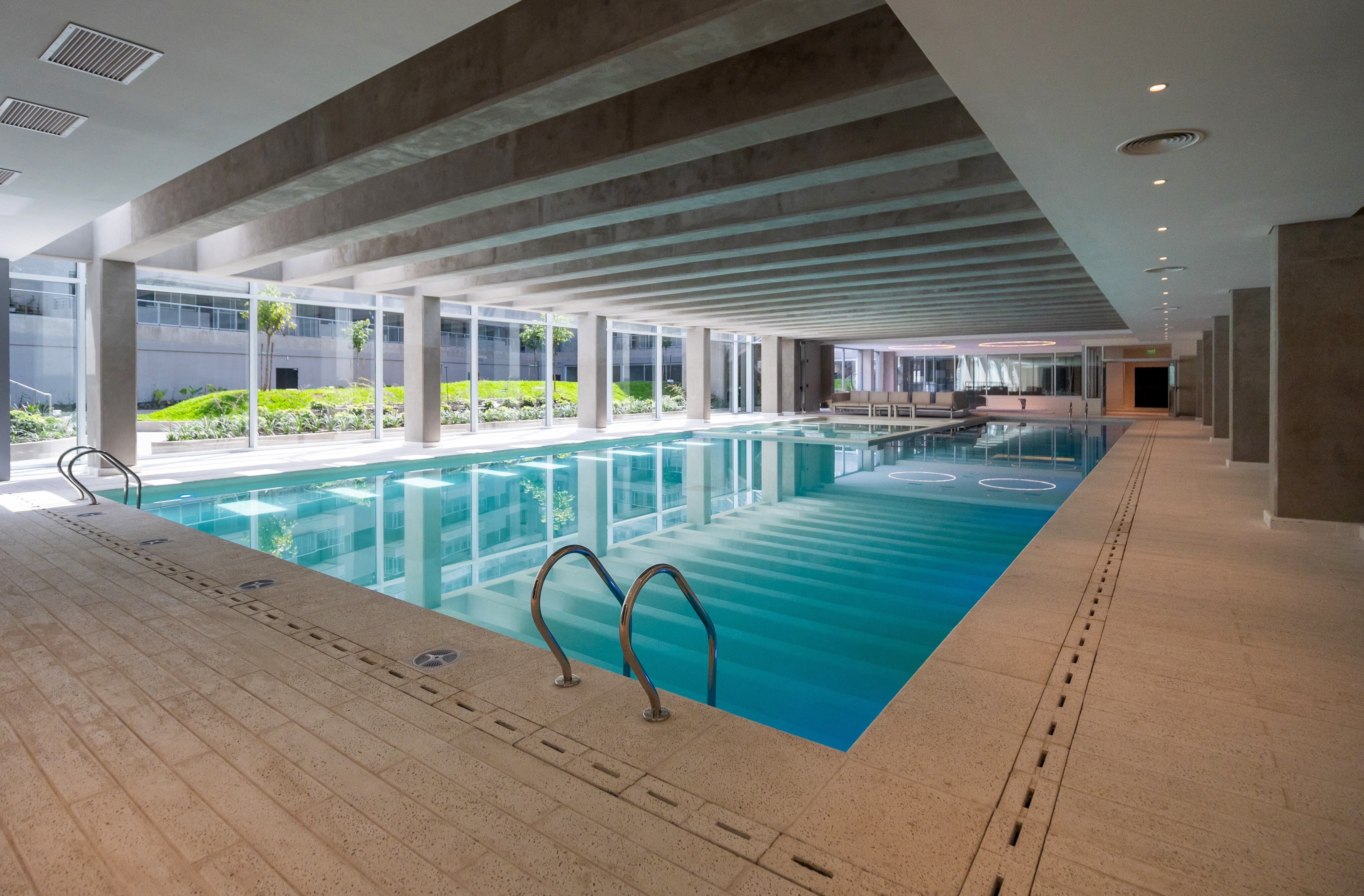 La pileta semiolímpica climatizada es uno de los espacios comunes