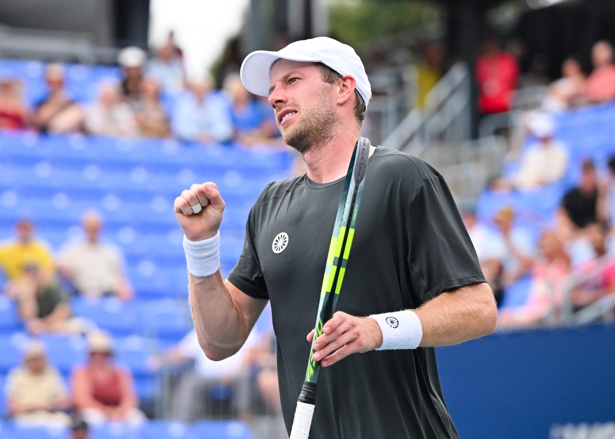 El festejo de Botic van de Zandschulp, que avanzó a los octavos de final en Montreal